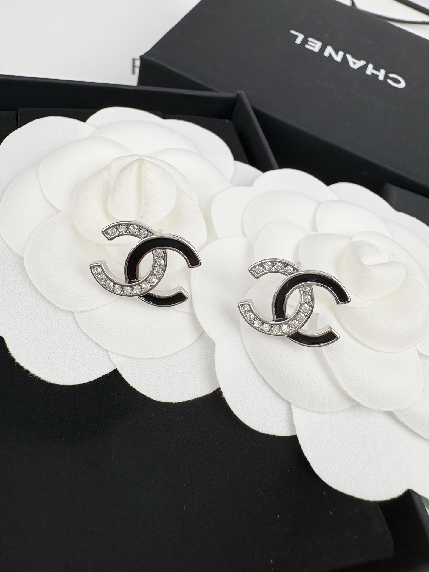 Chanel Chanel 银黑色滴油 双c半边满钻 耳钉