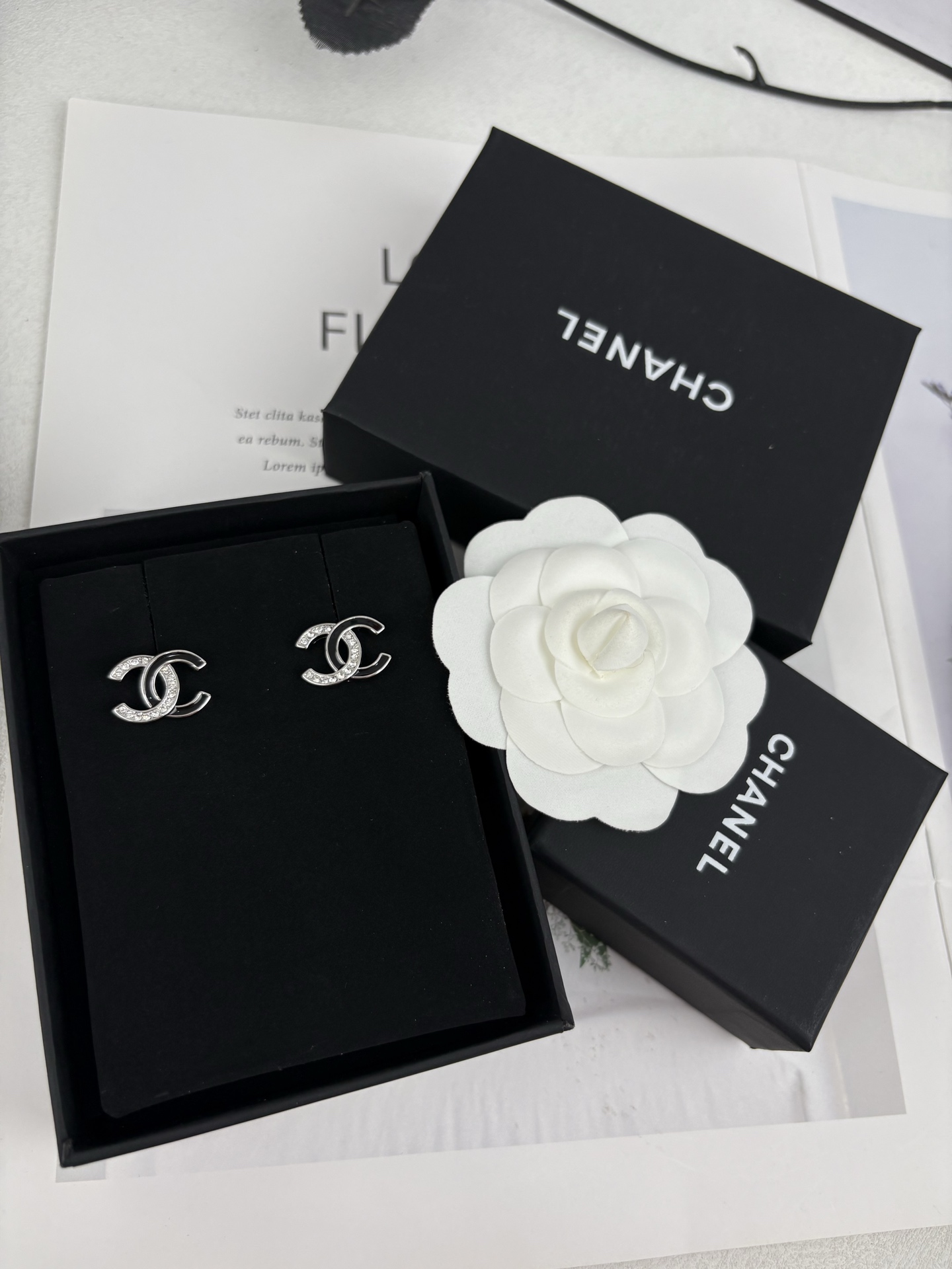 Chanel Chanel 银黑色滴油 双c半边满钻 耳钉
