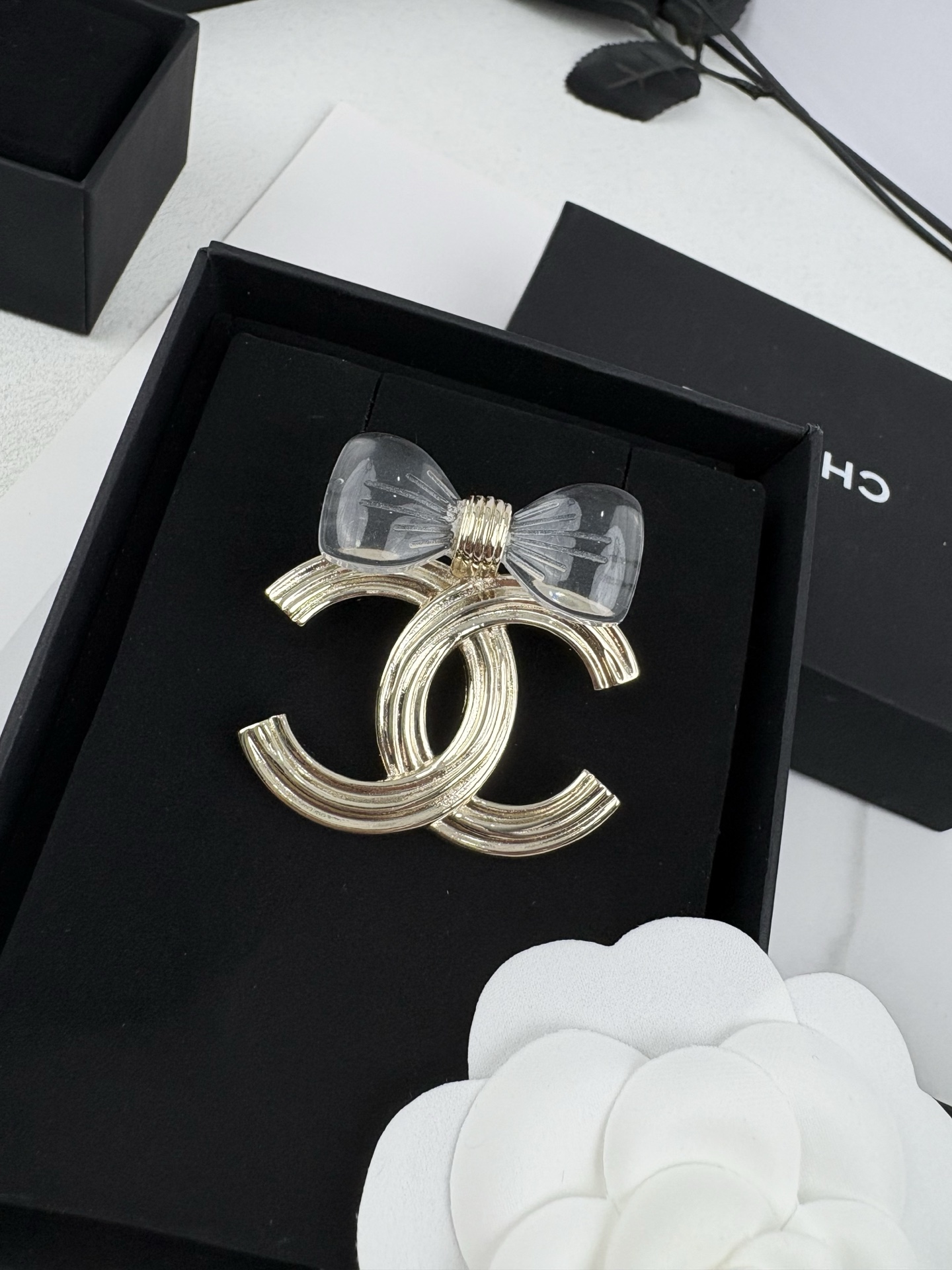 NO:359309,Xiaoxiang new style, high-end, transparent acrylic bow, brooch, Chanel brooch, chanel, brooch, breastpin19860909小香新款 高级感 透明亚克力 蝴蝶结 胸针,香奈儿胸针,chanel,brooch，breastpin,Jewelry