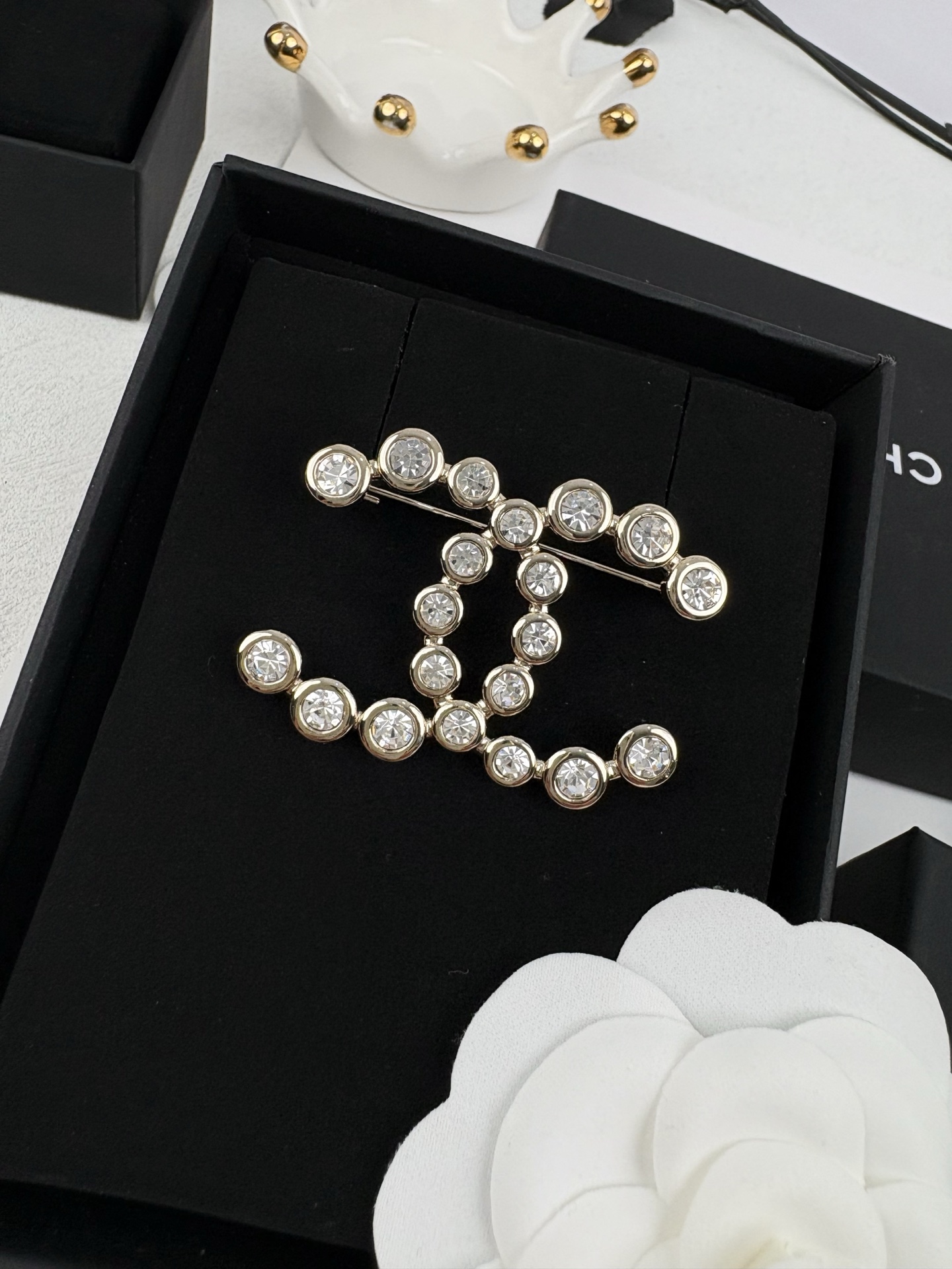 NO:602631,Xiaoxiang's new style, high-end, light luxury fashion, large and small round diamonds, diamond brooch, Chanel brooch, chanel, brooch, breastpin19860909小香新款 高级感 轻奢时尚 大小圆钻 镶钻胸针,香奈儿胸针,chanel,brooch，breastpin,Jewelry