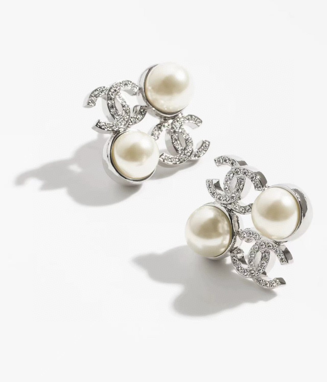 NO:766898,Xiaoxiang new product white square pearl full of diamonds silver earrings, Chanel earrings, chanel19860909小香新品 白色方块 珍珠满钻 银色耳钉,香奈儿耳钉,chanel,Jewelry