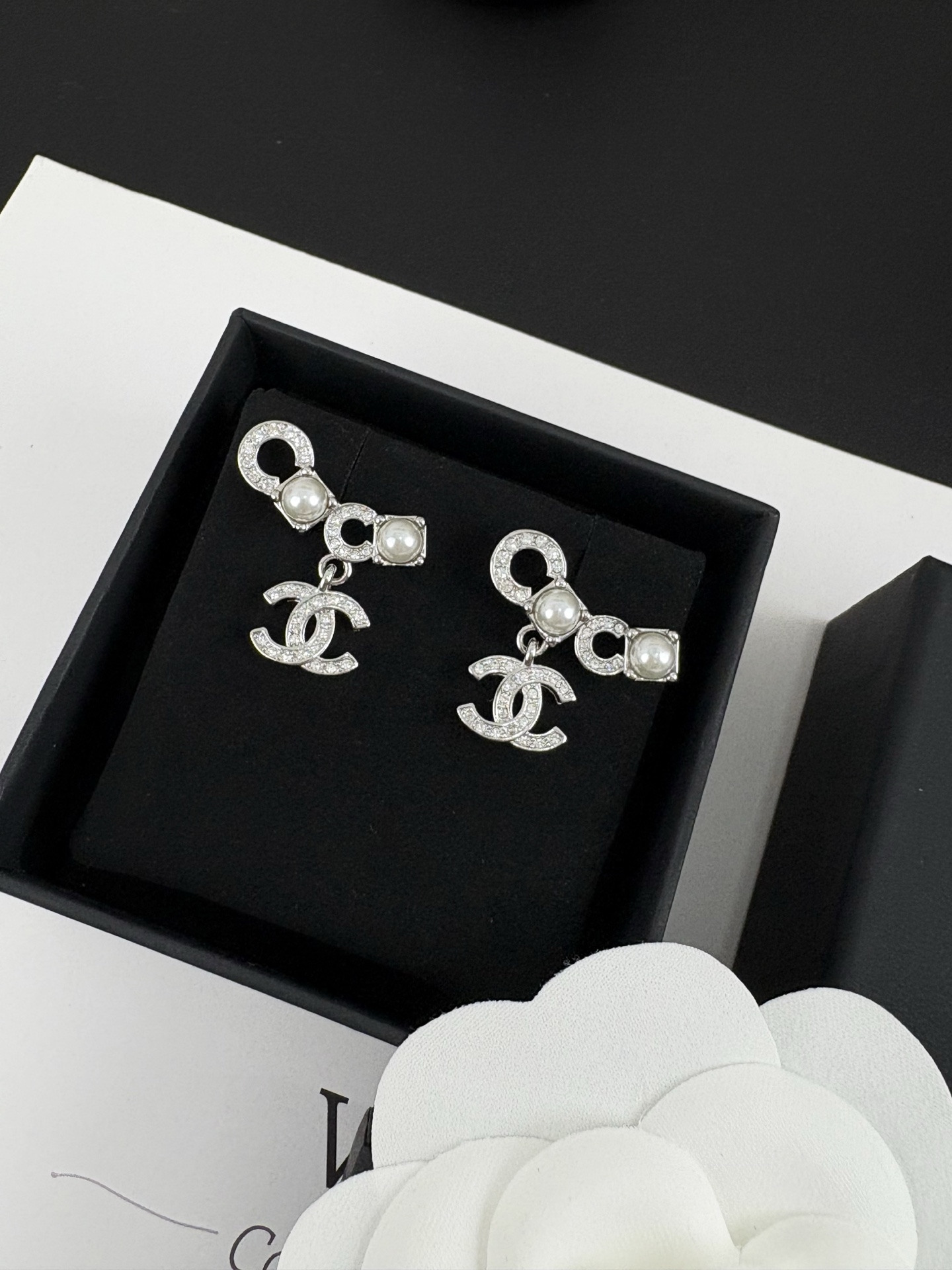 NO:359223,Xiaoxiang new COCO silver full diamond earrings, Chanel earrings, chanel, earrings19860909小香新款 COCO银色满钻 耳环,香奈儿耳钉,chanel,earrings,Jewelry