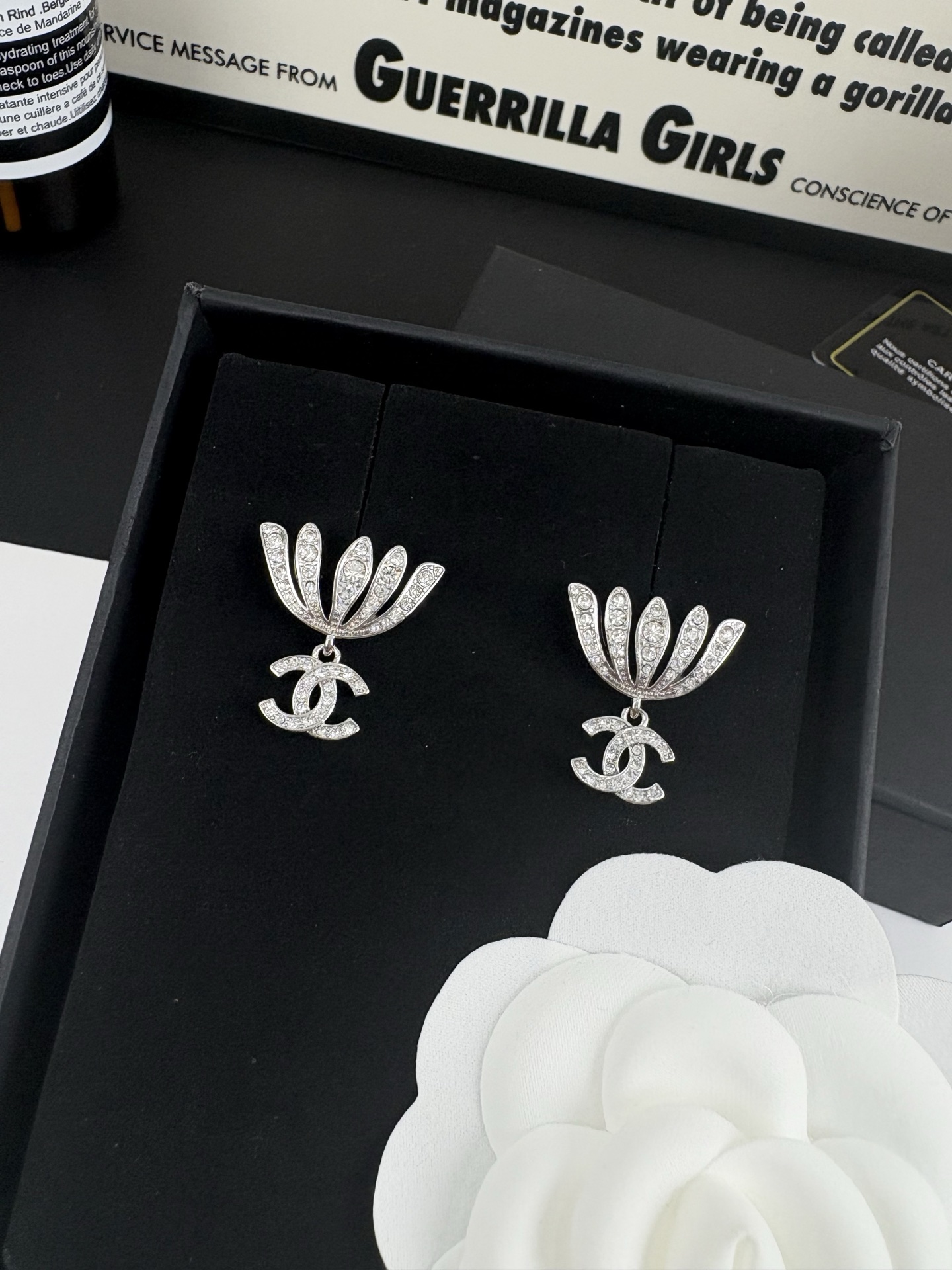 NO:104553,Xiaoxiang new product, geometric U-shaped silver full diamond earrings, Chanel earrings, chanel, earrings19860909小香新品 几何U型 银色满钻 耳环,香奈儿耳钉,chanel,earrings,Jewelry