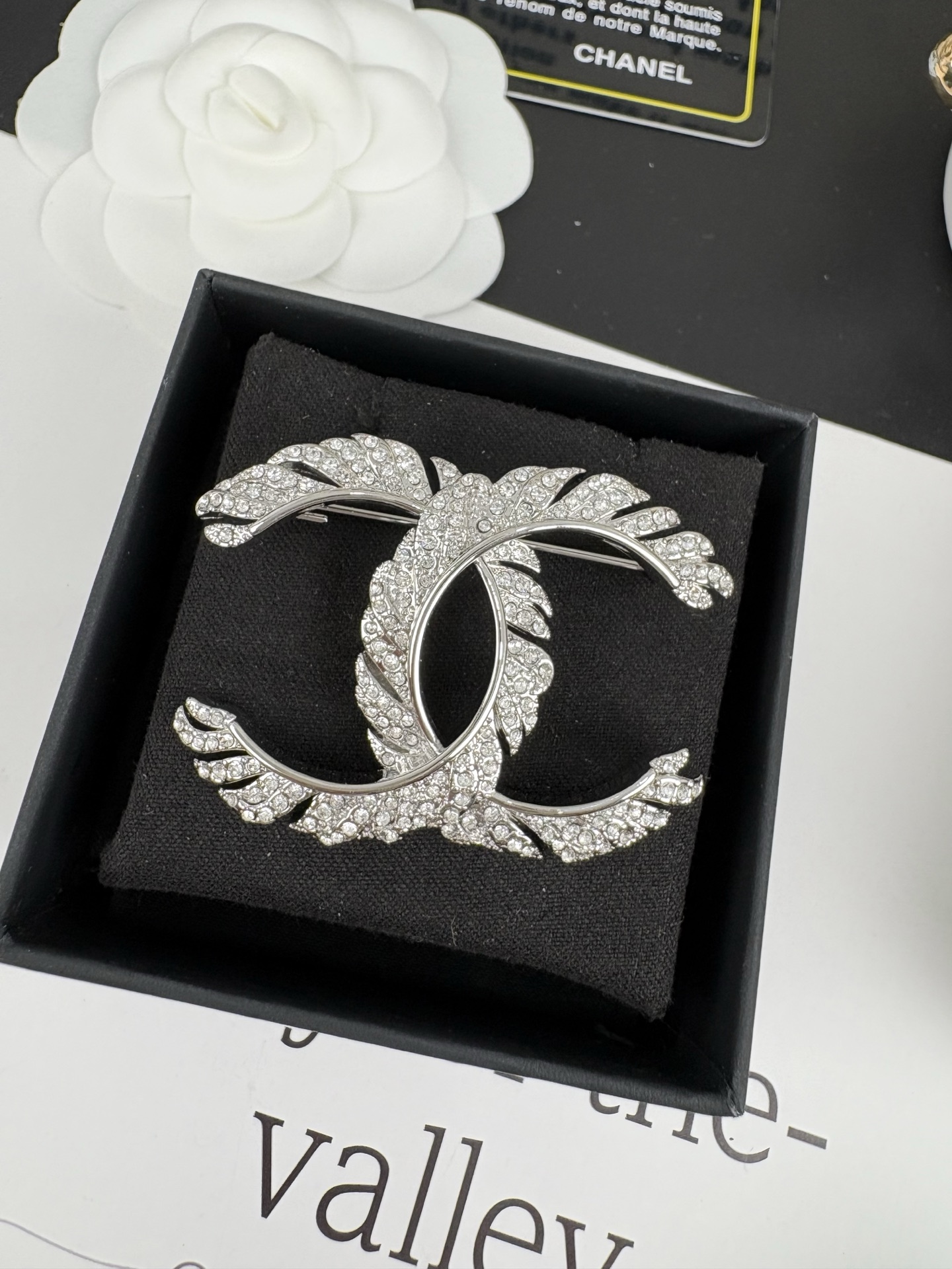 NO:359225,Xiaoxiang new style silver double C rhinestones feather shape brooch, Chanel brooch, chanel, brooch, breastpin19860909小香新款 银色双c水钻 羽毛造型 胸针,香奈儿胸针,chanel,brooch，breastpin,Jewelry