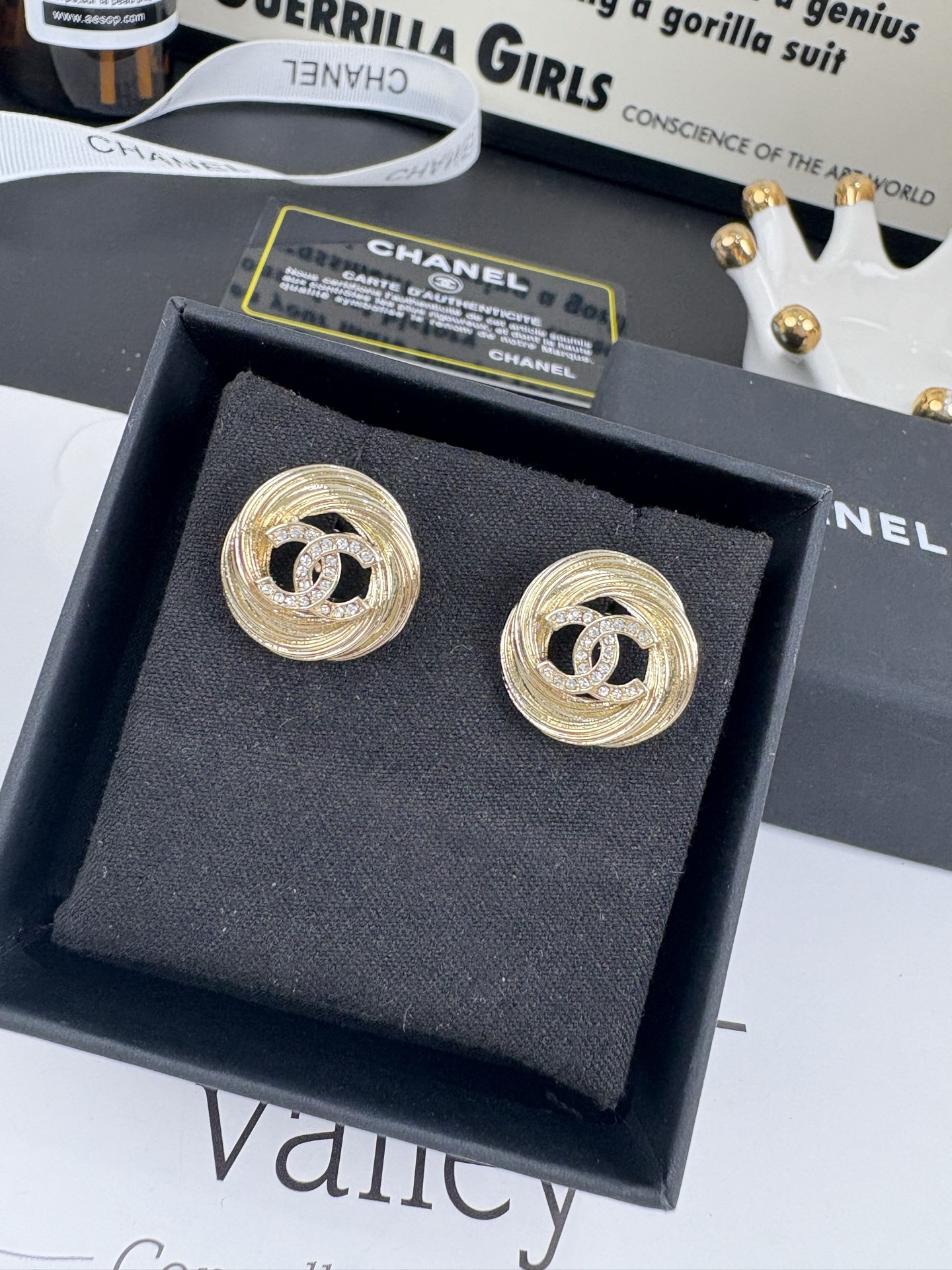 NO:359163,Xiaoxiang new style, golden rotary thread, hollow double c earrings, Chanel earrings, chanel19860909小香新款 金色旋转螺纹 镂空双c耳钉,香奈儿耳钉,chanel,Jewelry