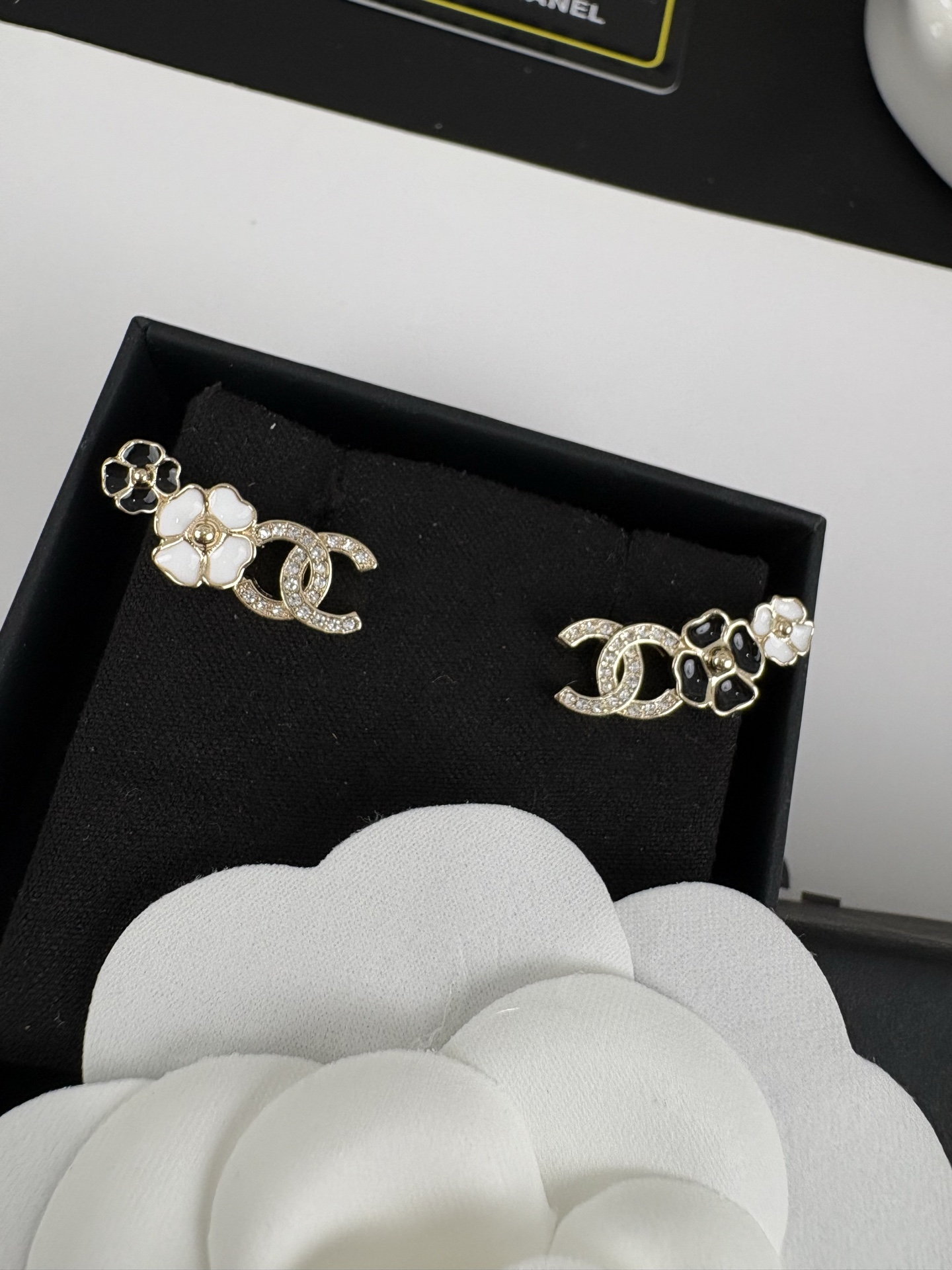 Boucles d'oreilles CHANEL Camélia émail noir et blanc