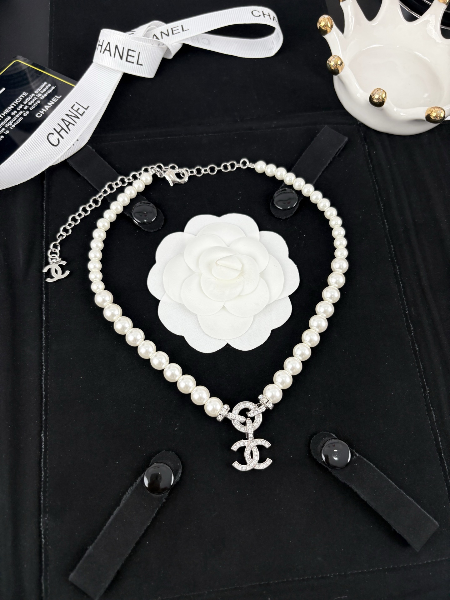 NO:359410,Xiaoxiang new style white pearls circle full diamond double c pendant necklace, Chanel necklace, chanel, necklace19860909小香新款 白色珍珠 圆圈满钻 双c吊坠项链,香奈儿项链,chanel,necklace,Jewelry