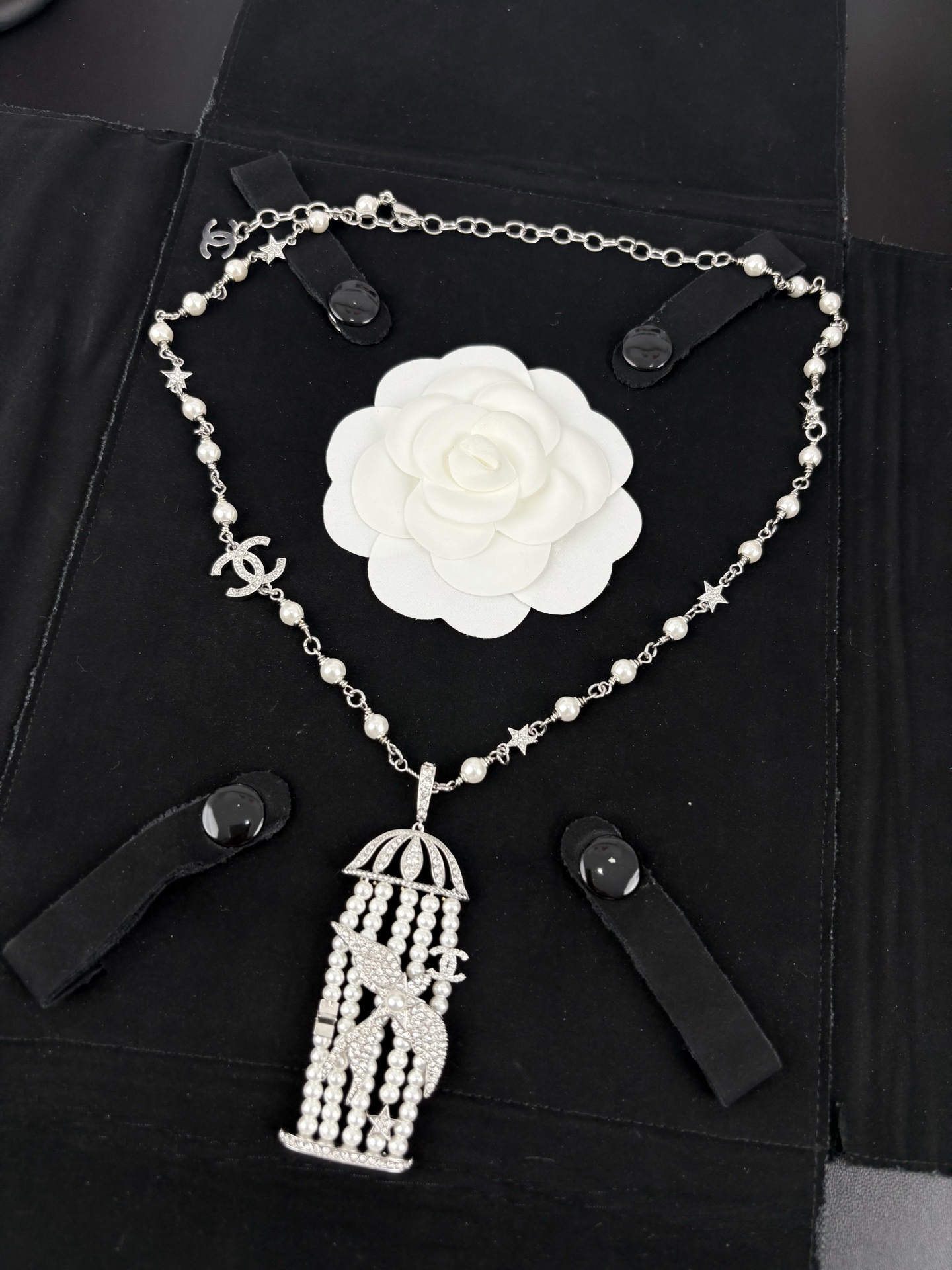 NO:359505,Xiaoxiang new style silver flying bird full diamond double c knitted bird cage pearl rhinestone long necklace sweater chain, Chanel necklace, chanel, sweaters, necklace19860909小香新款 银色飞鸟满钻 双c编织鸟笼 珍珠水钻长款项链 毛衣链,香奈儿项链,chanel,sweaters,necklace,Jewelry