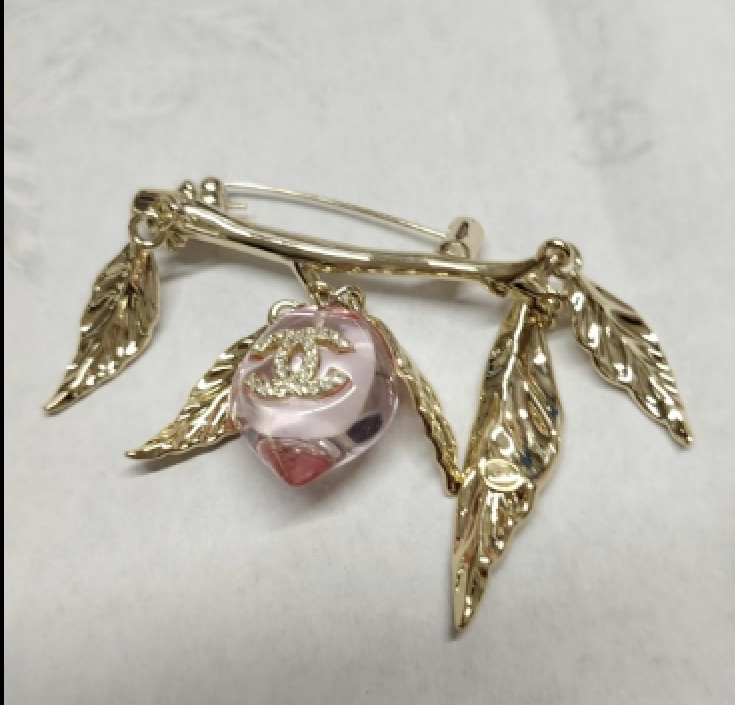 NO:766479,Xiaoxiang's new pink peach leaf Shouting resin brooch, Chanel brooch, chanel, brooch, breastpin19860909小香新款粉色桃子叶子 寿桃树脂胸针,香奈儿胸针,chanel,brooch，breastpin,Jewelry