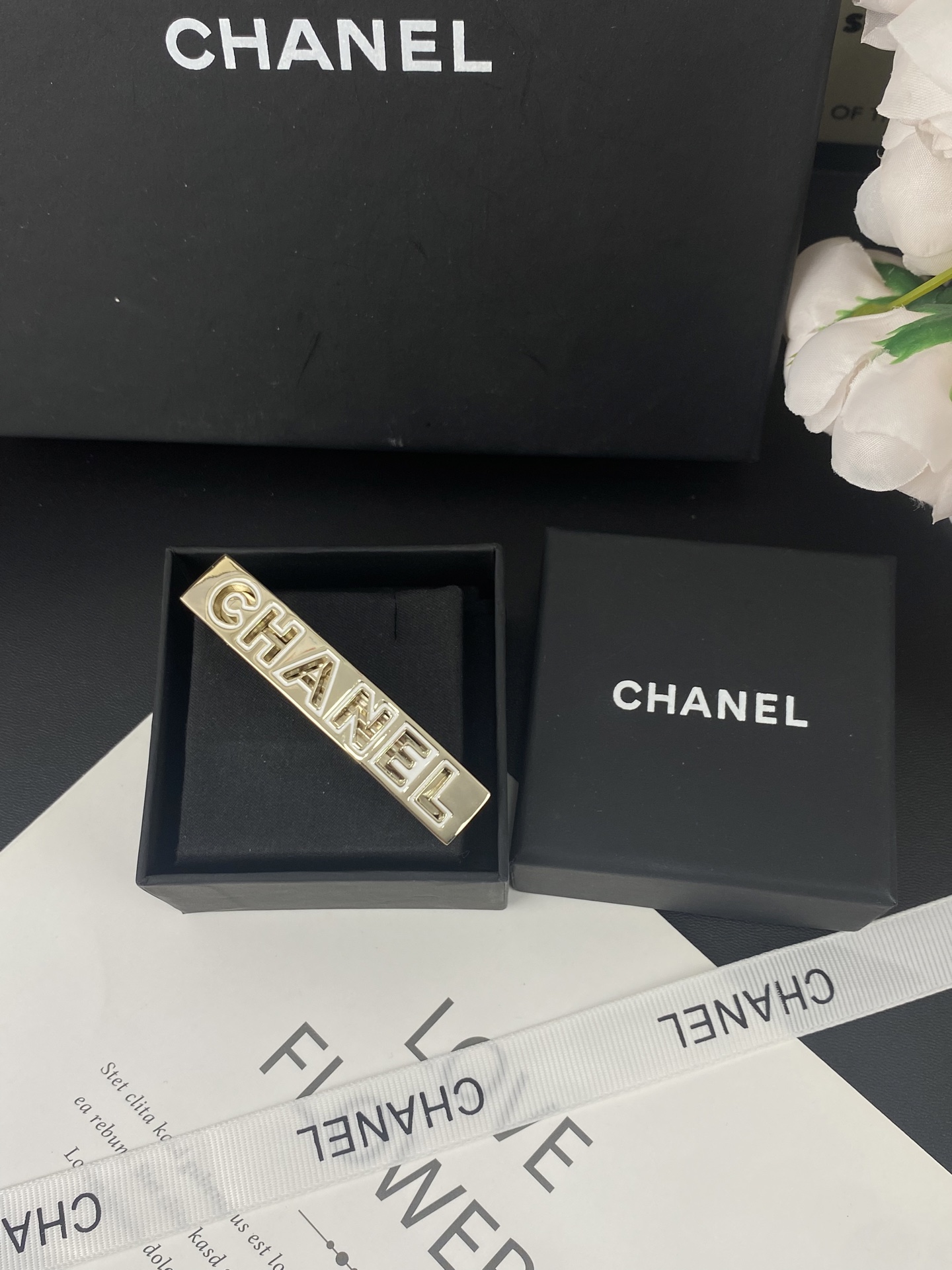 NO:360212,CHANE new hollow engraved gold and white spring clips, Chanel hairpins, chanel, chanel, hairpins19860909CHANE 新款镂空 雕刻金白色 弹簧夹发夹,香奈儿发夹,chanel,chanel,hairpins,Jewelry