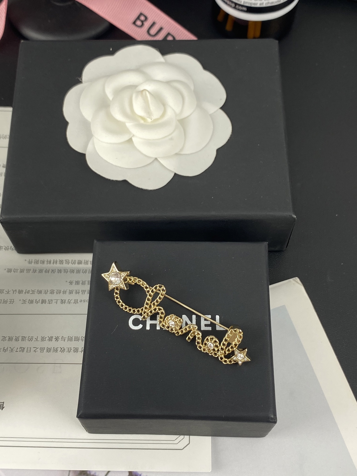 NO:602623,Xiaoxiang's new letter chain, five-pointed star round diamond, hollow brooch, Chanel brooch, chanel, brooch, breastpin19860909小香新款 字母链条 五角星圆钻 镂空胸针,香奈儿胸针,chanel,brooch，breastpin,Jewelry