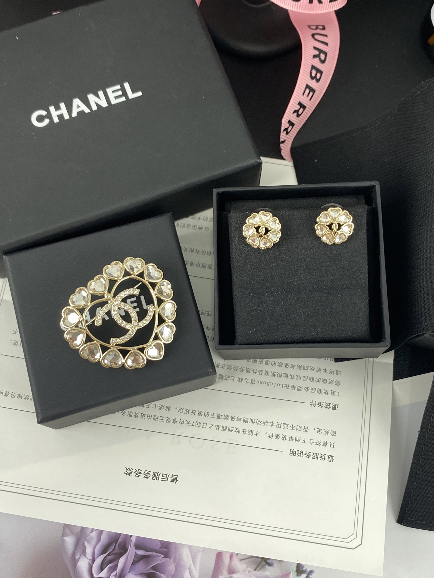 NO:584771,Xiaoxiang's new peach heart love diamond hollow full diamond brooch, Chanel brooch, chanel, brooch, breastpin19860909小香新款 桃心 爱心钻镂空满钻胸针,香奈儿胸针,chanel,brooch，breastpin,Jewelry