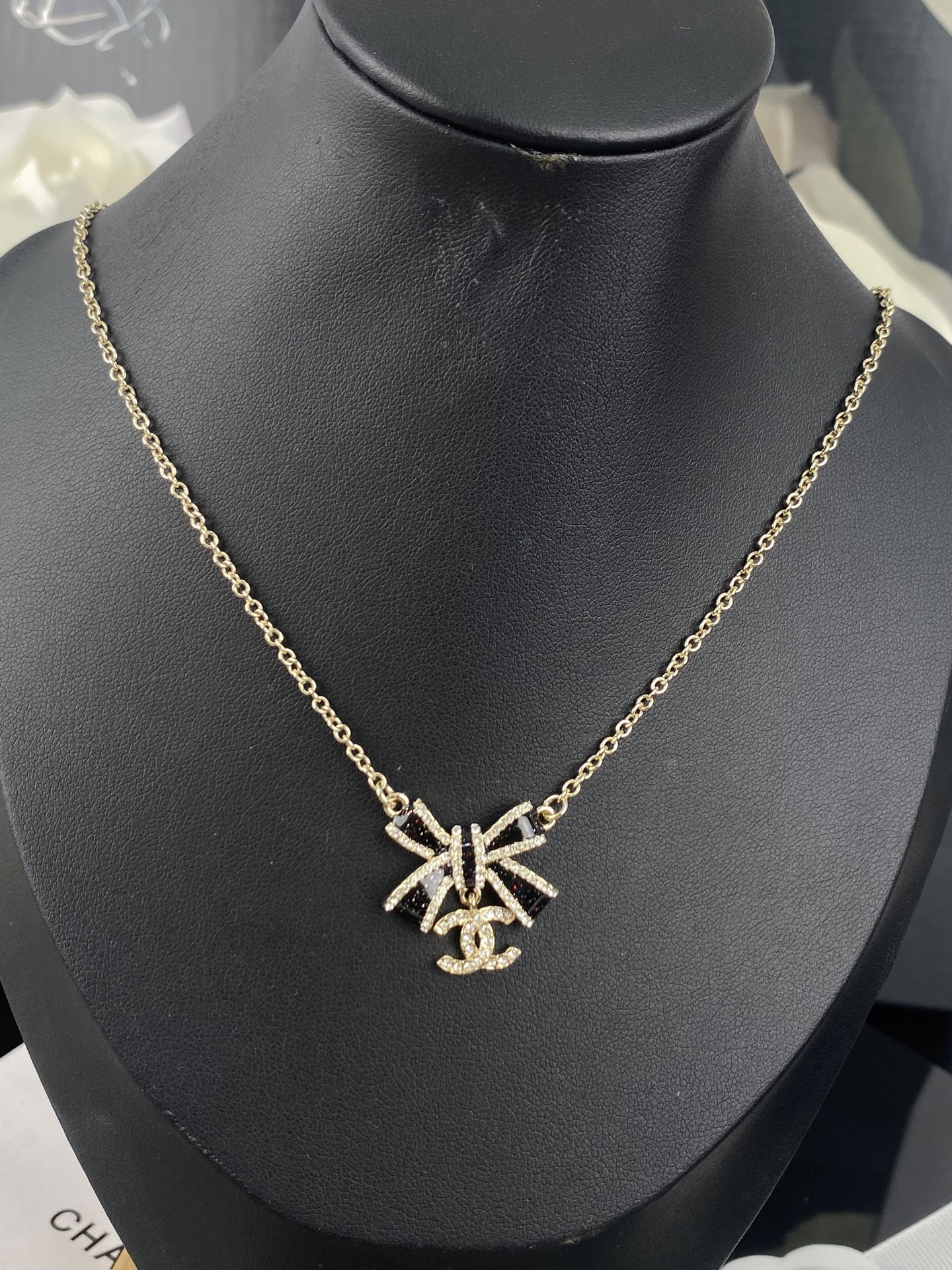 Collier CHANEL pendentif nœud double C strass