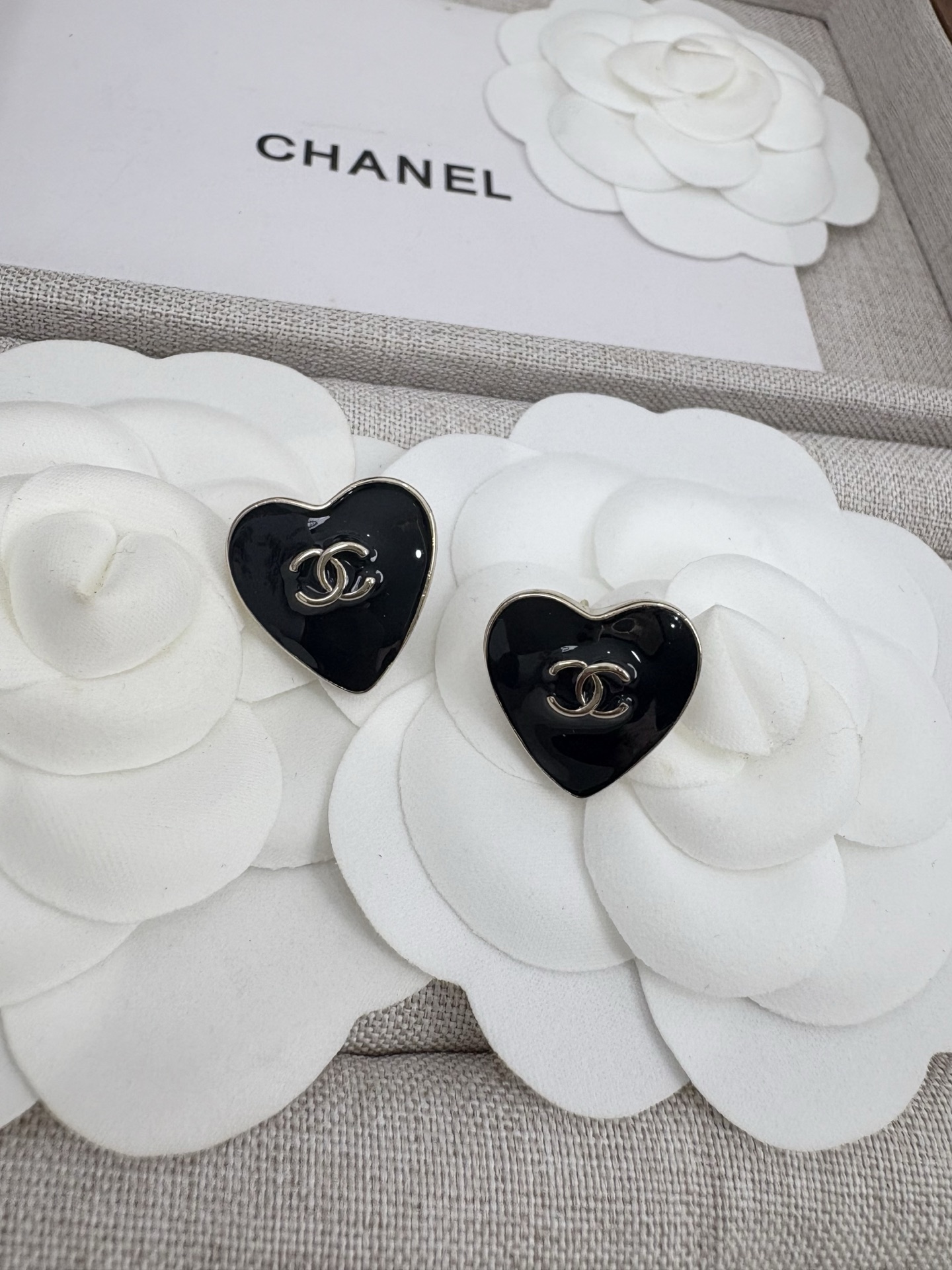 NO:361399,Xiaoxiang new style 25b black resin love double c black gold peach heart earrings, Chanel earrings, chanel19860909小香新款 25b 黑色树脂爱心双c 黑金桃心耳钉,香奈儿耳钉,chanel,Jewelry