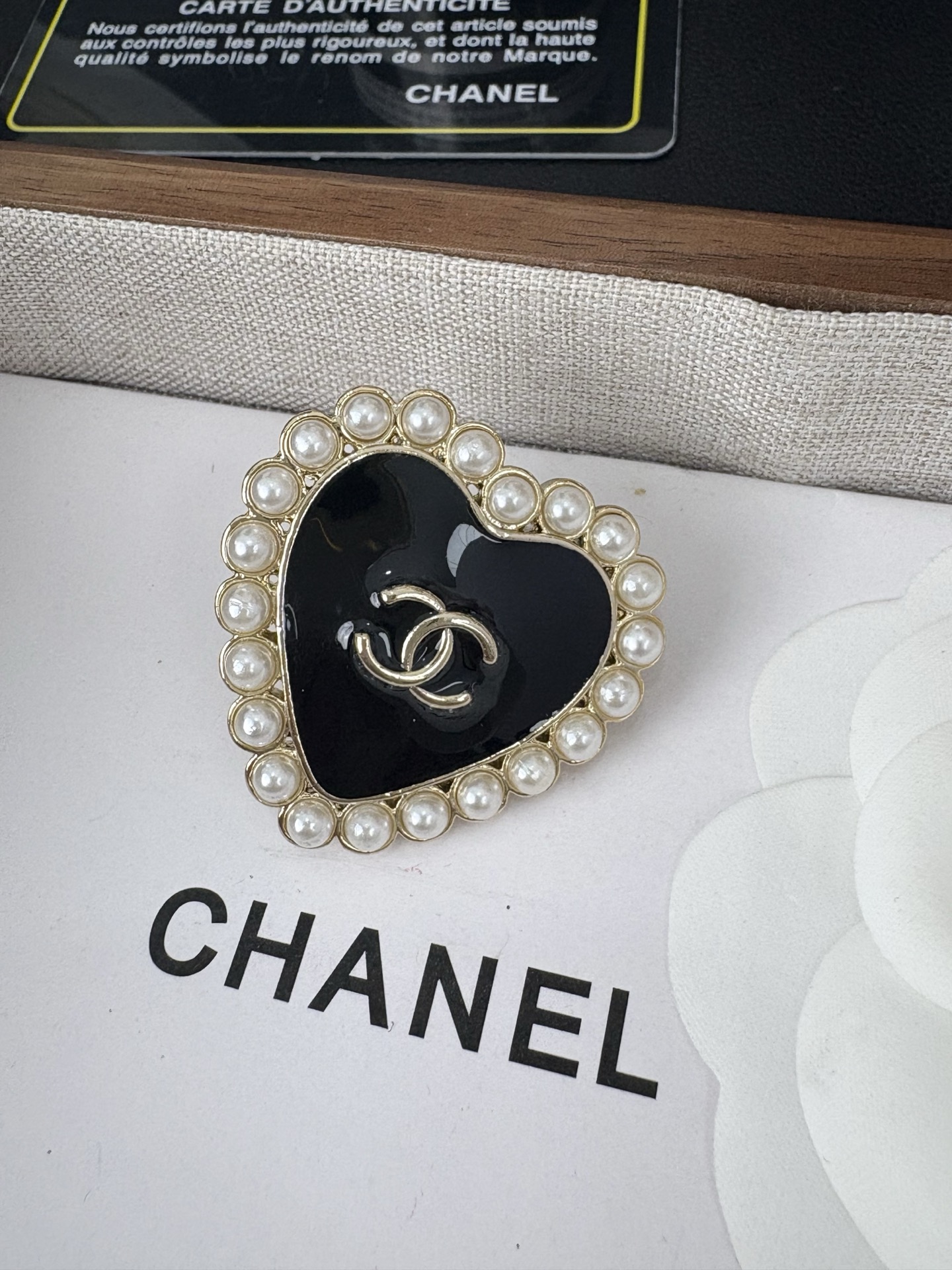 NO:361389,Xiaoxiang new style 25b pearl-edged love black golden peach heart brooch, Chanel earrings, chanel, brooch, breastpin19860909小香新款 25b 珍珠镶边爱心 黑金桃心胸针,香奈儿耳钉,chanel,brooch，breastpin,Jewelry