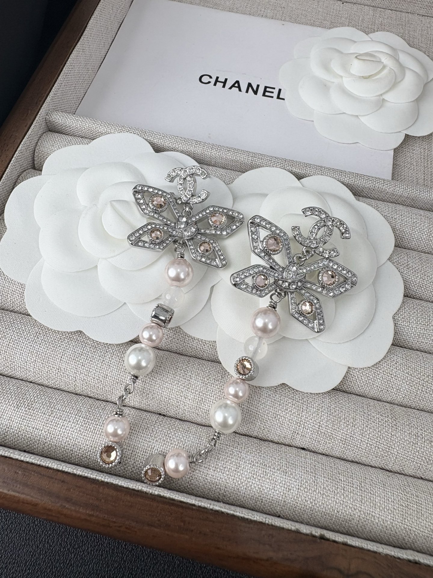 Chanel Chanel 粉珠银色蝴蝶 蓝粉长款耳环