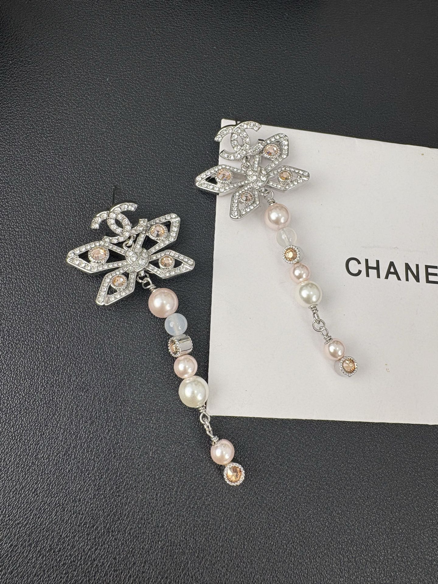 Chanel Chanel 粉珠银色蝴蝶 蓝粉长款耳环