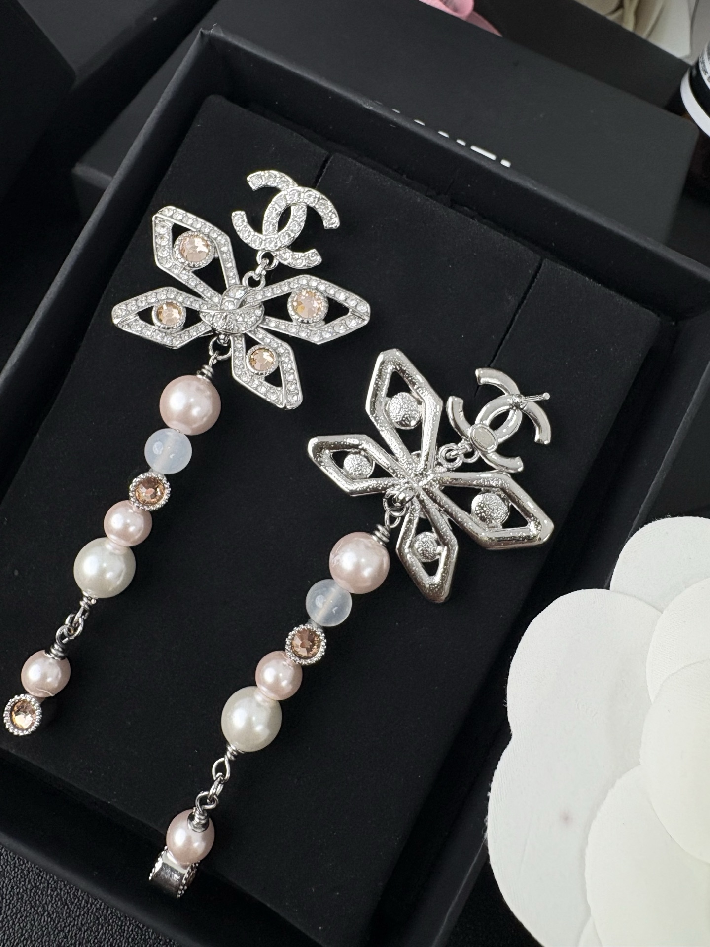 Chanel Chanel 粉珠银色蝴蝶 蓝粉长款耳环