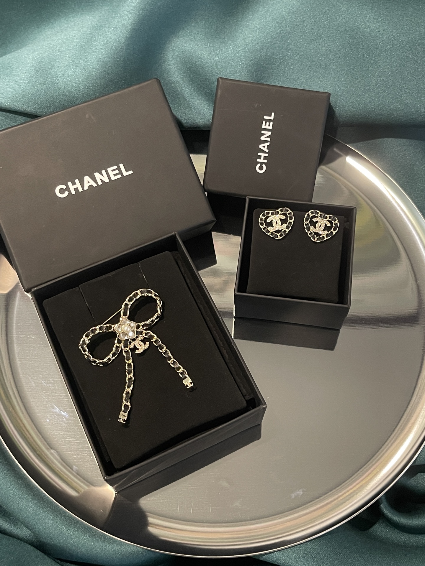 NO:602632,Xiaoxiang's new classic black leather bow star diamond pendant brooch, Chanel brooch, chanel, brooch, breastpin19860909小香新款 经典黑色 穿皮蝴蝶结 星星钻吊坠胸针,香奈儿胸针,chanel,brooch，breastpin,Jewelry