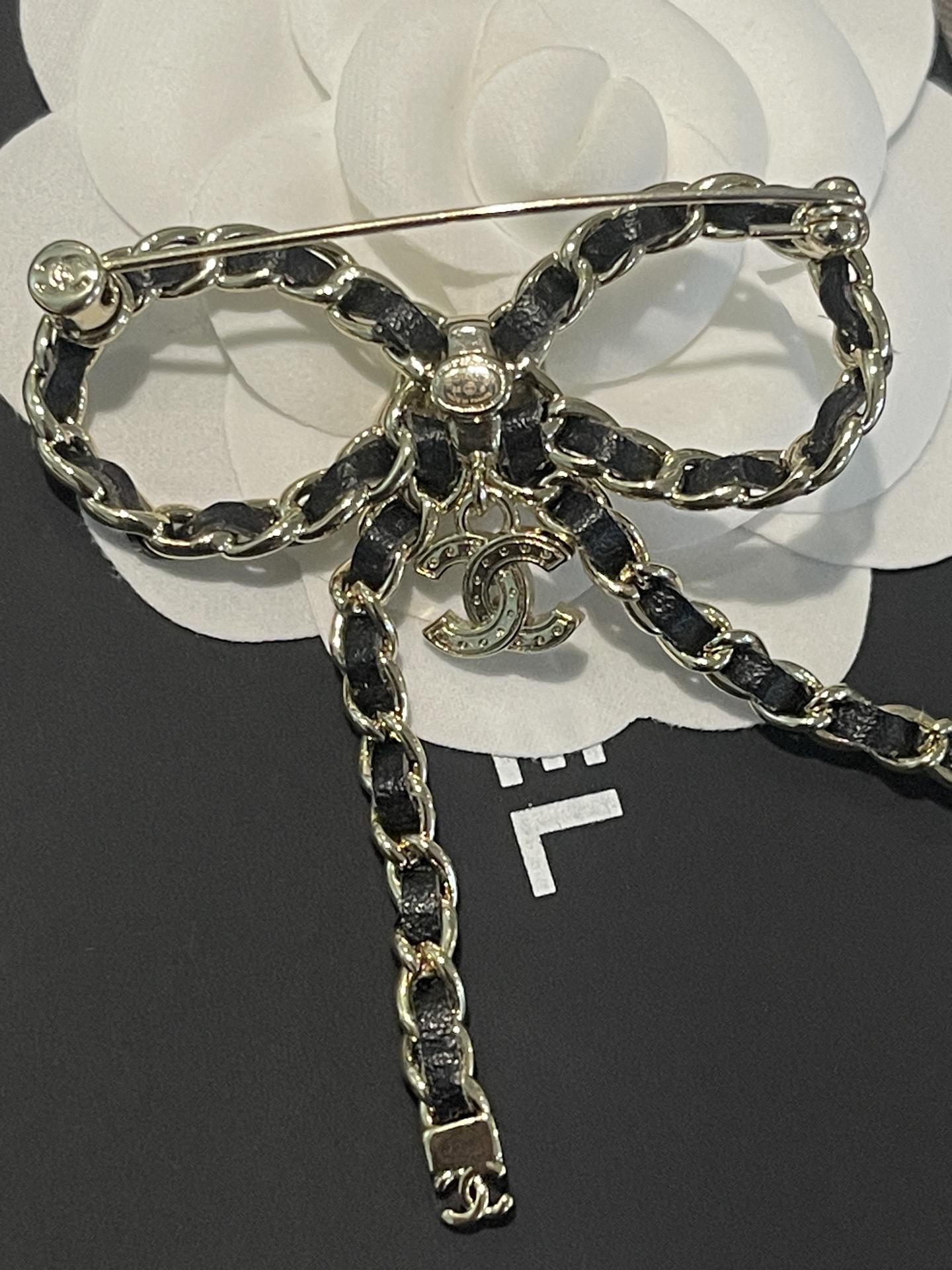 ¥118
小香新款 经典黑色 穿皮蝴蝶结 ⭐星星钻吊坠胸针🦋