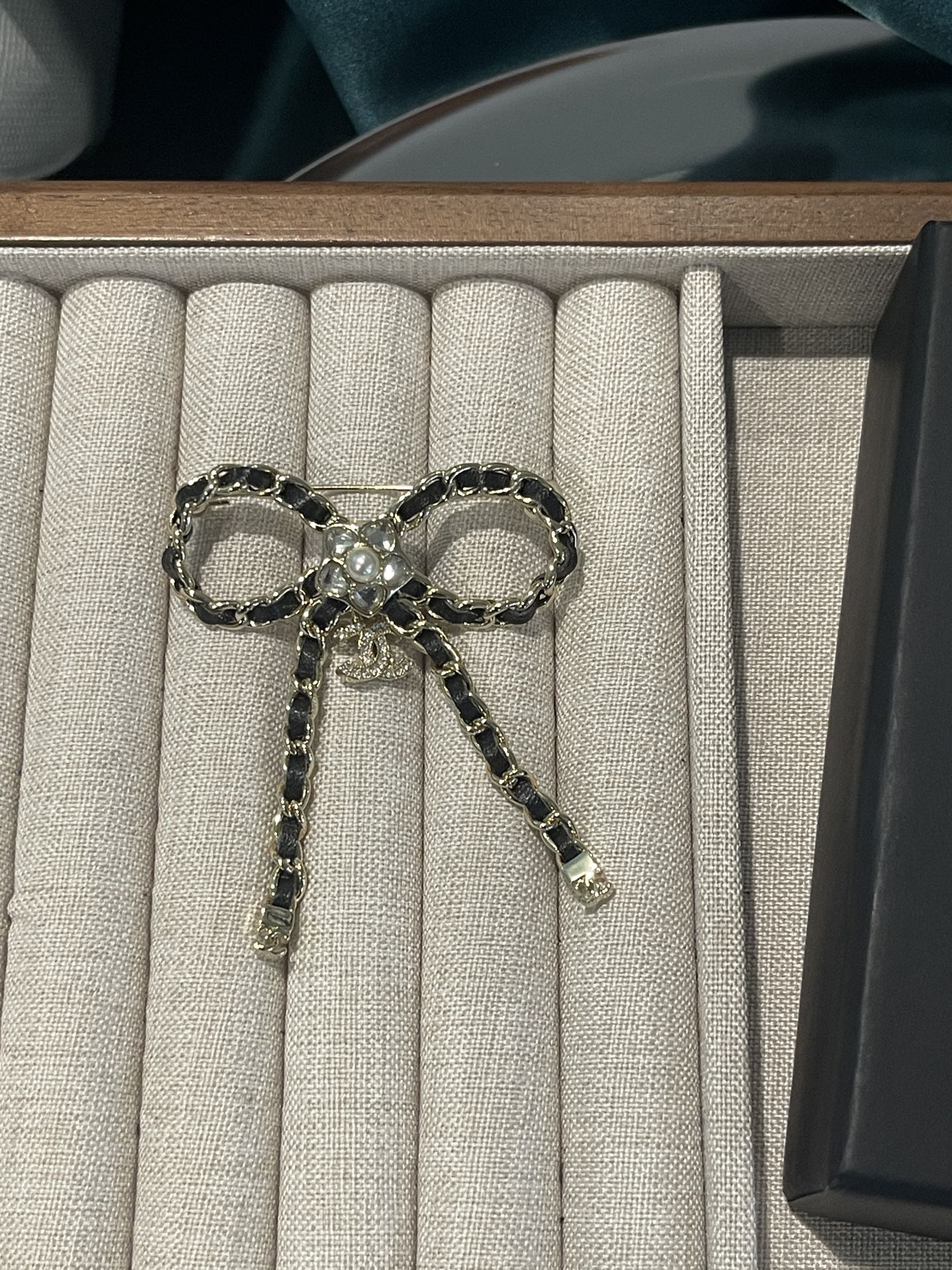 ¥118
小香新款 经典黑色 穿皮蝴蝶结 ⭐星星钻吊坠胸针🦋