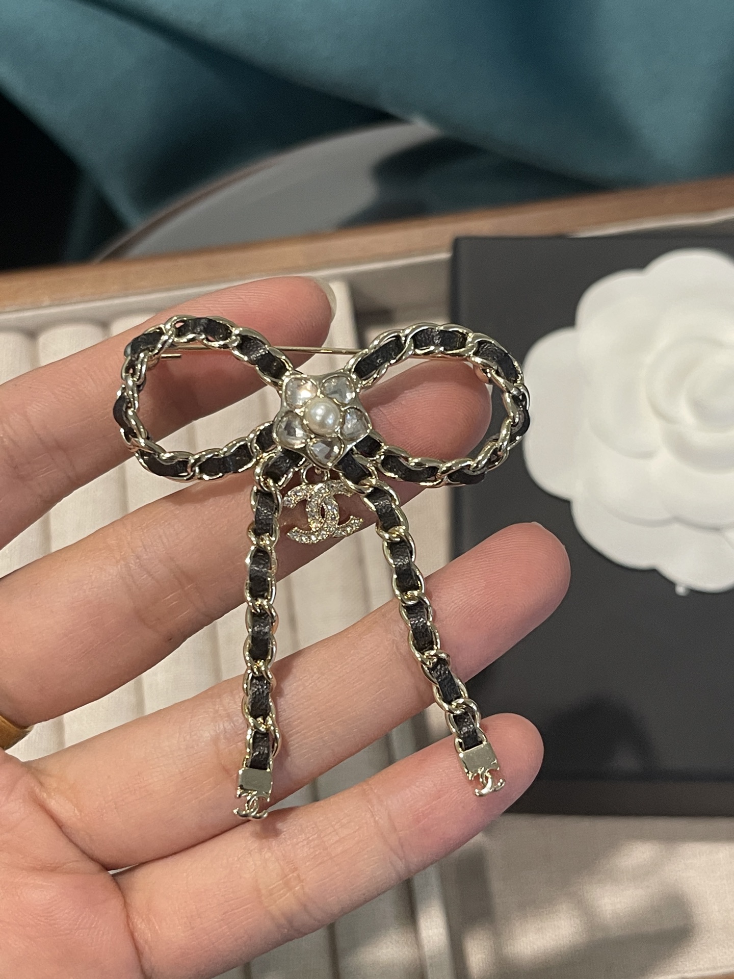 ¥118
小香新款 经典黑色 穿皮蝴蝶结 ⭐星星钻吊坠胸针🦋