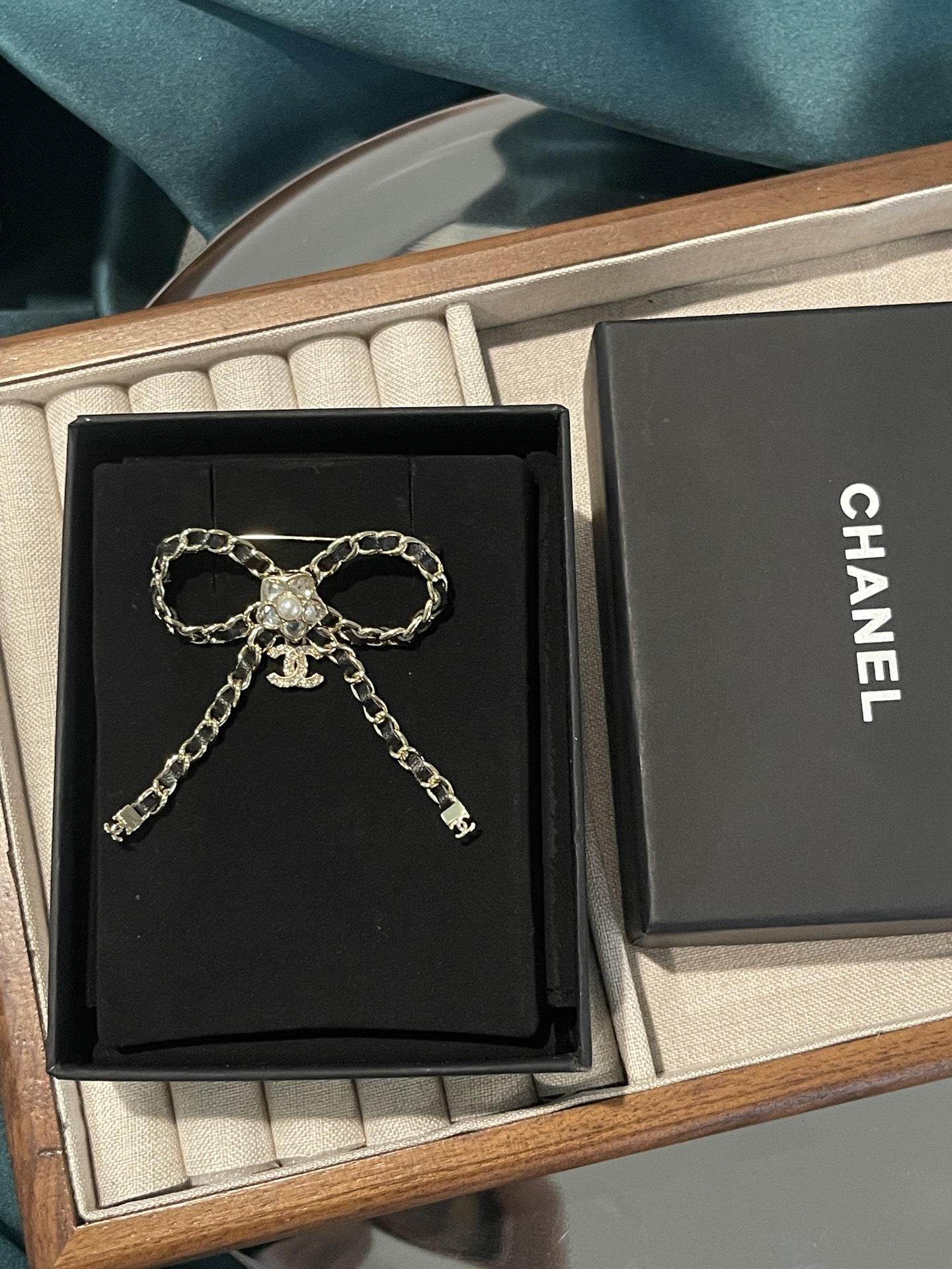 ¥118
小香新款 经典黑色 穿皮蝴蝶结 ⭐星星钻吊坠胸针🦋