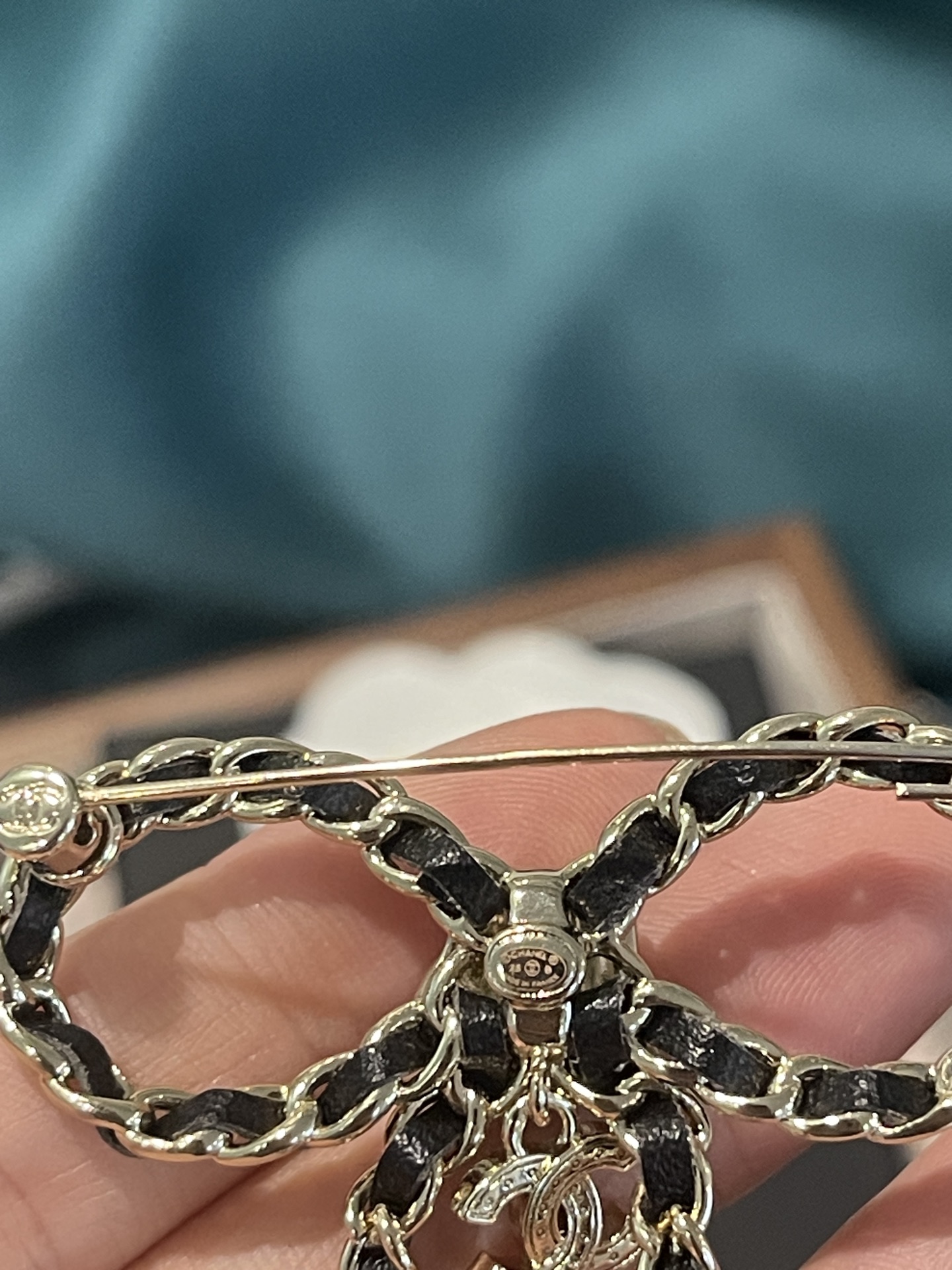 ¥118
小香新款 经典黑色 穿皮蝴蝶结 ⭐星星钻吊坠胸针🦋