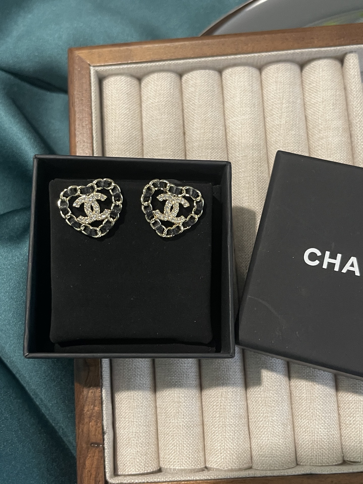 NO:541720,Xiaoxiang new style, light gold love, leather double C inlaid with diamond peach heart earrings, Chanel earrings, chanel19860909小香新款 浅金爱心 穿皮双c镶钻桃心耳钉,香奈儿耳钉,chanel,Jewelry