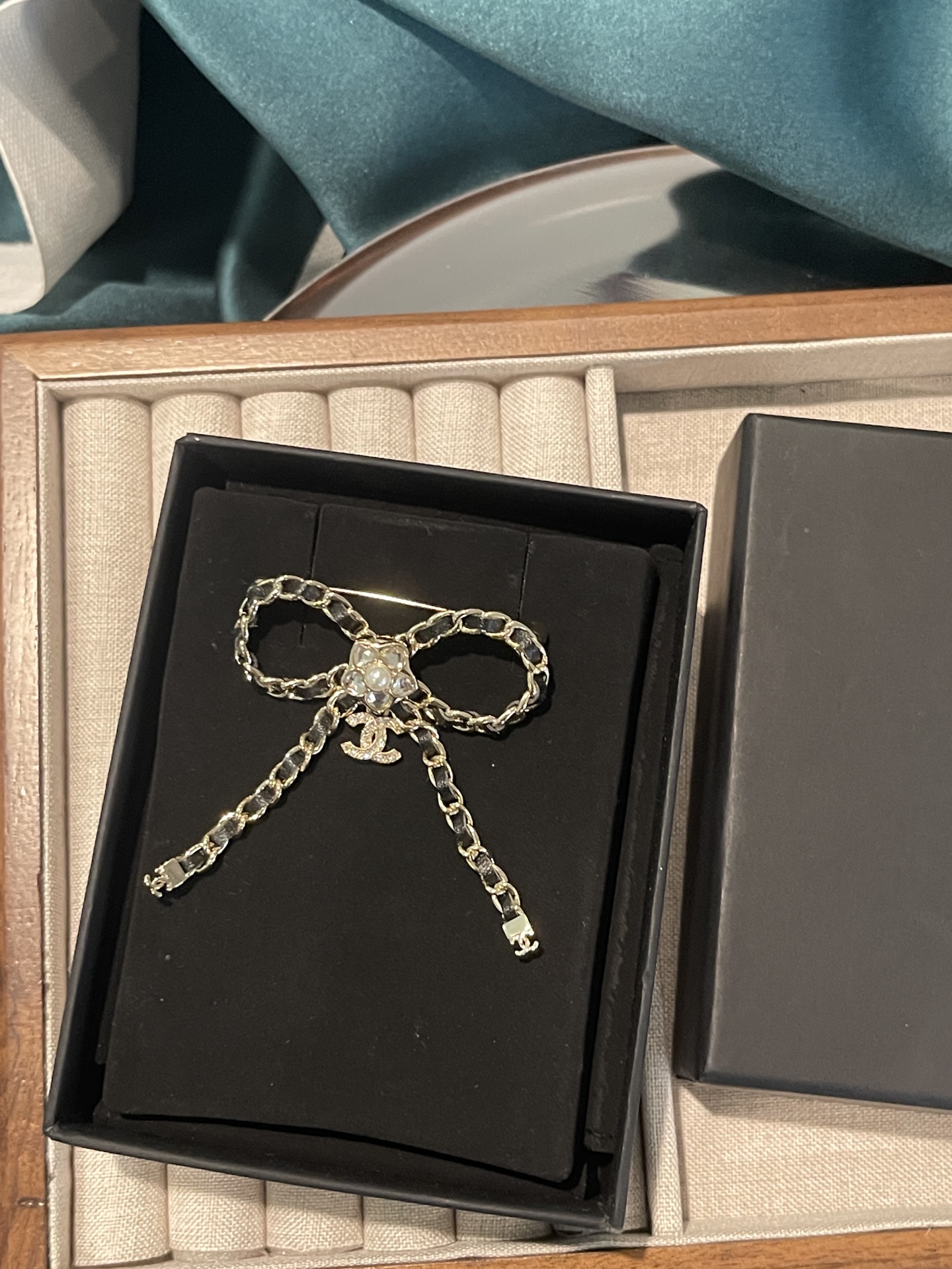 ¥118
小香新款 经典黑色 穿皮蝴蝶结 ⭐星星钻吊坠胸针🦋