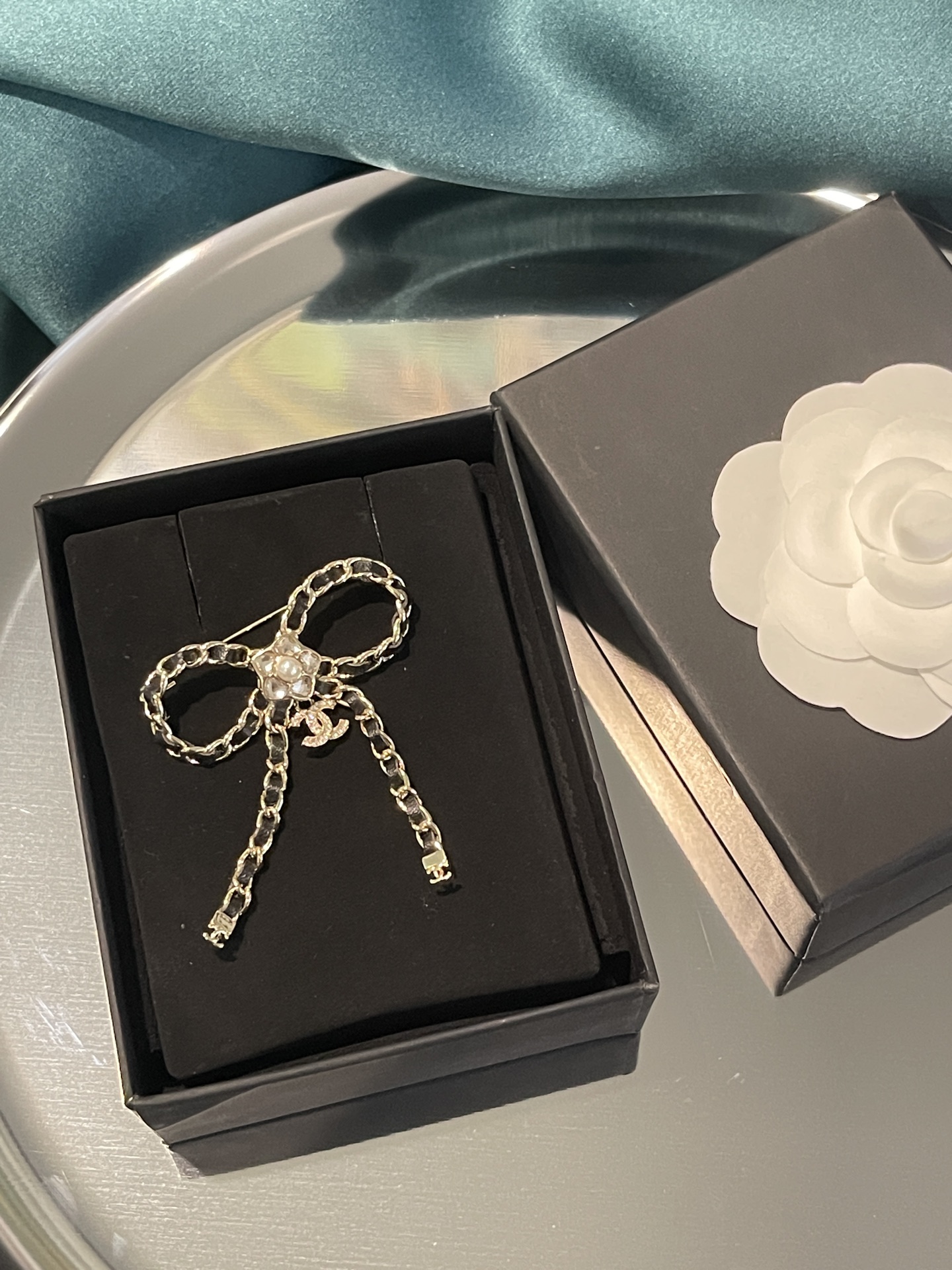 ¥118
小香新款 经典黑色 穿皮蝴蝶结 ⭐星星钻吊坠胸针🦋