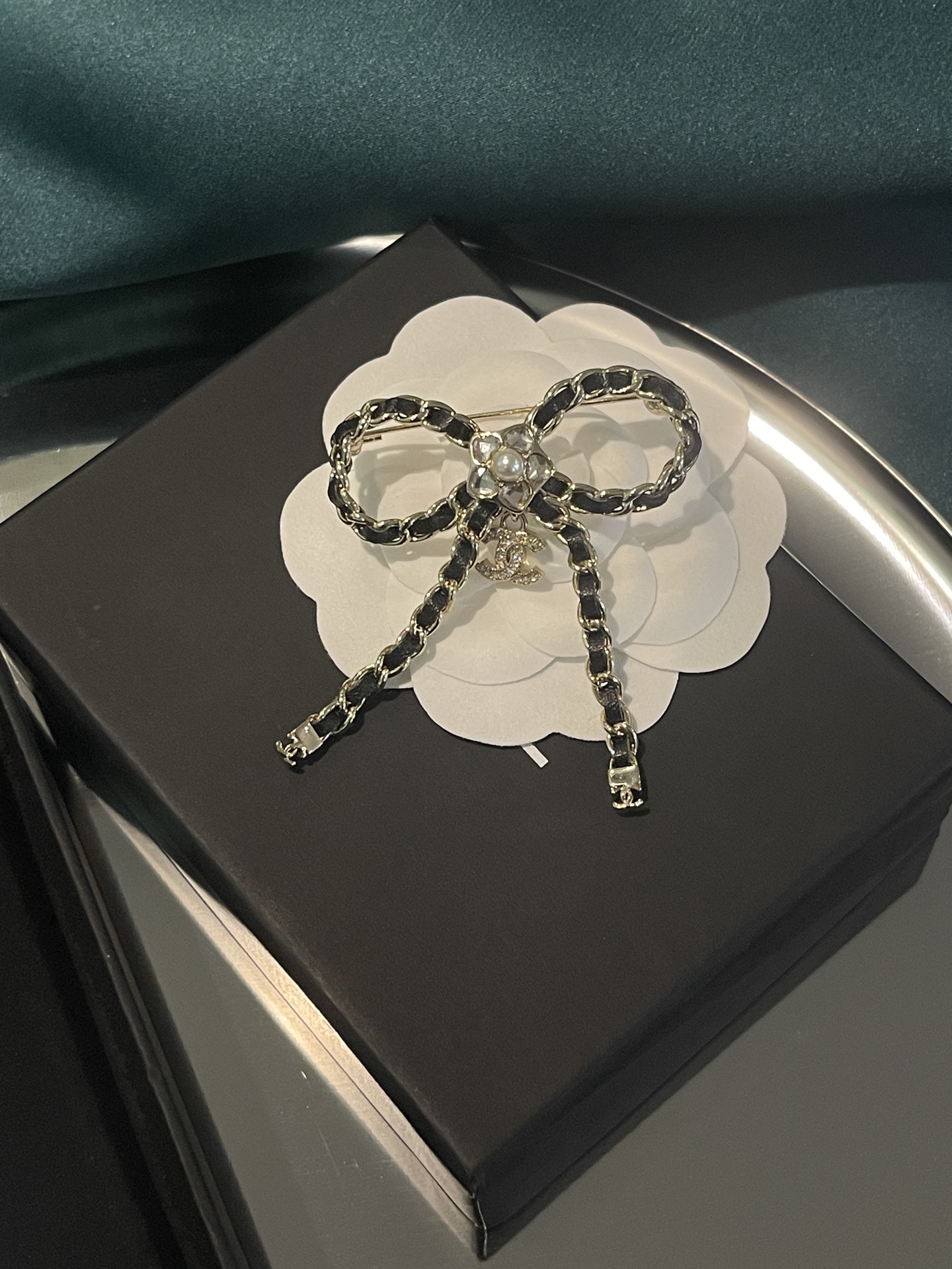 ¥118
小香新款 经典黑色 穿皮蝴蝶结 ⭐星星钻吊坠胸针🦋