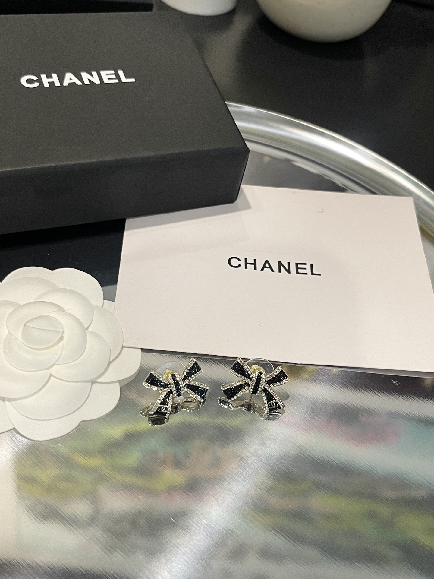 NO:677970,Xiaoxiang's new two-color bow, shiny black gold, small earrings, pink and black/black gold, Chanel earrings, chanel19860909小香新款 双色蝴蝶结 亮闪黑金 小耳钉 粉黑/黑金,香奈儿耳钉,chanel,Jewelry