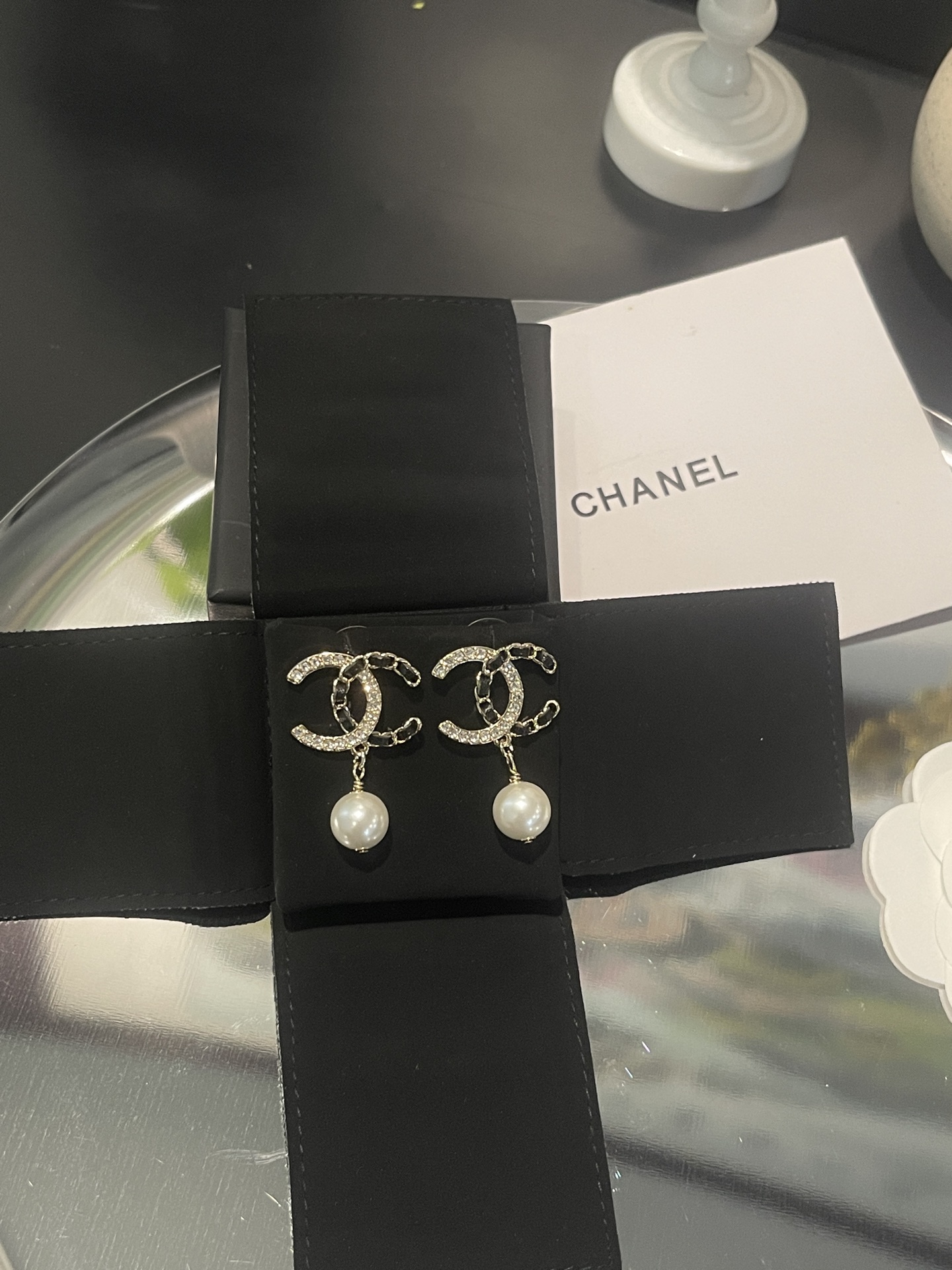 NO:580969,Xiaoxiang's new style double C half-cut leather pearl pendant earrings, Chanel earrings, chanel, earrings19860909小香新款 双c半边穿皮 珍珠吊坠耳环,香奈儿耳钉,chanel,earrings,Jewelry