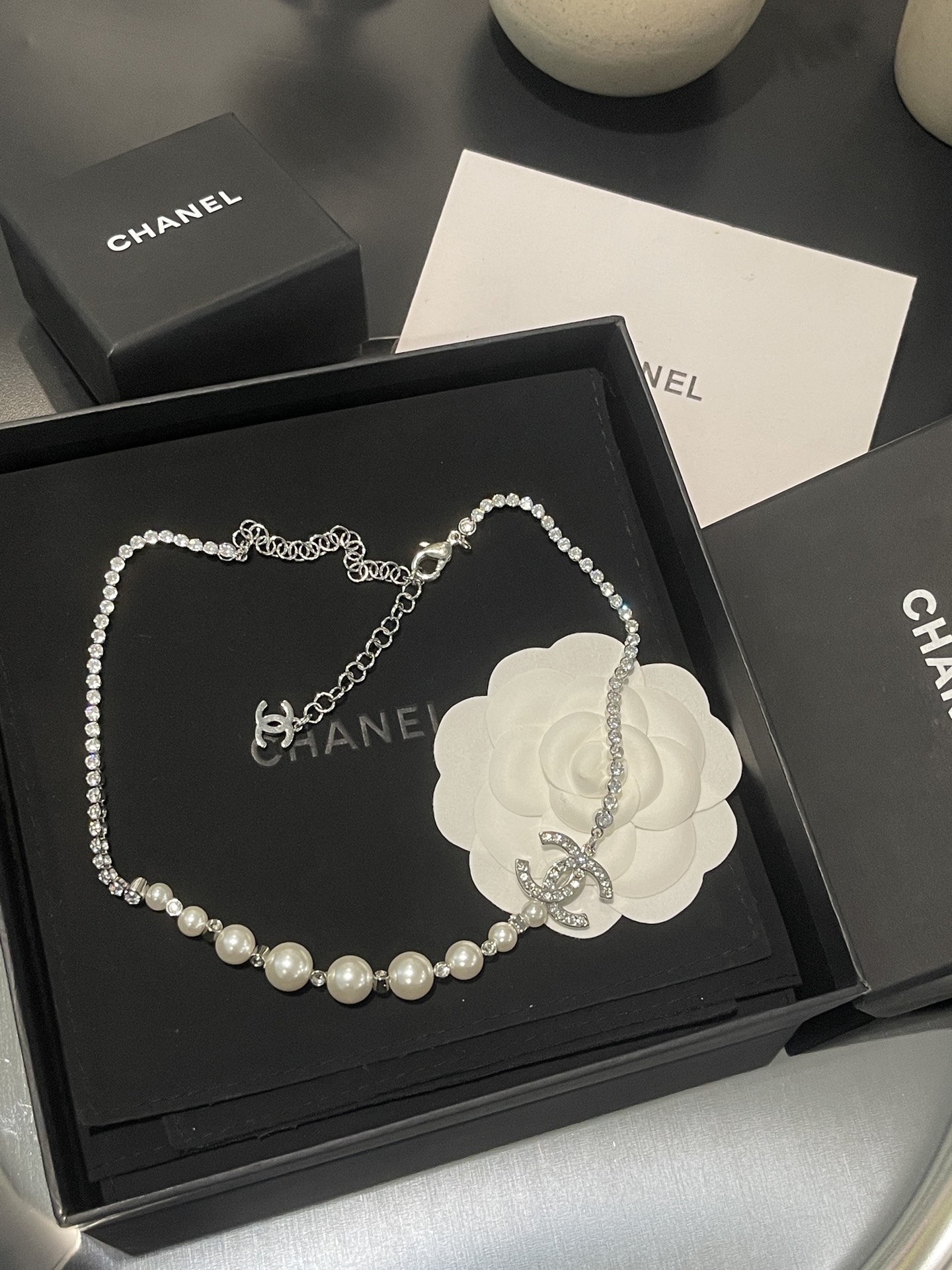 CHANEL Collier Perles Strass Double C