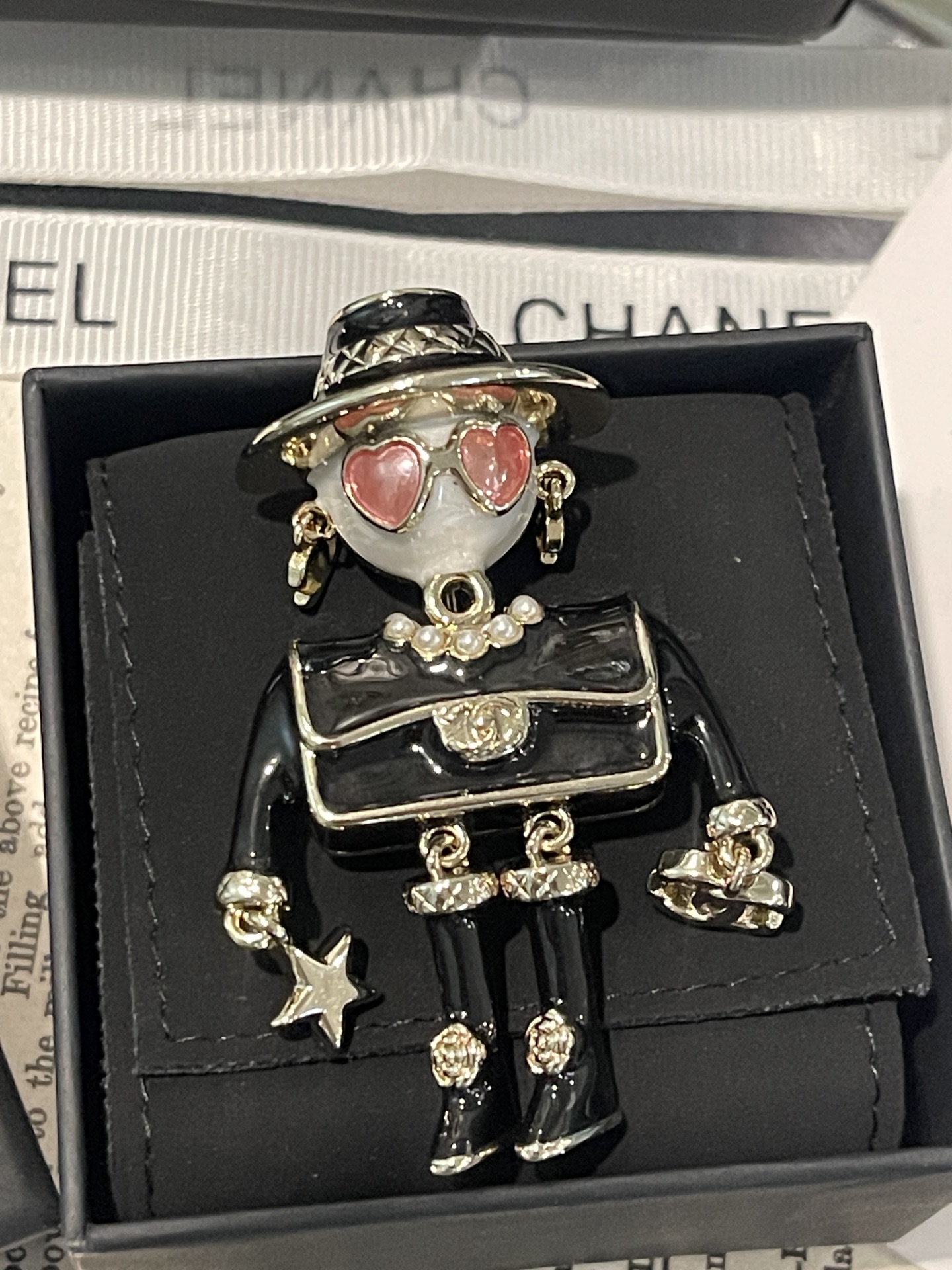 NO:553403,Xiaoxiang's new 25b pink sunglasses, black enamel, robot brooch, Chanel brooch, chanel, brooch, breastpin19860909小香新款 25b粉色墨镜 黑色珐琅 机器人胸针,香奈儿胸针,chanel,brooch，breastpin,Jewelry