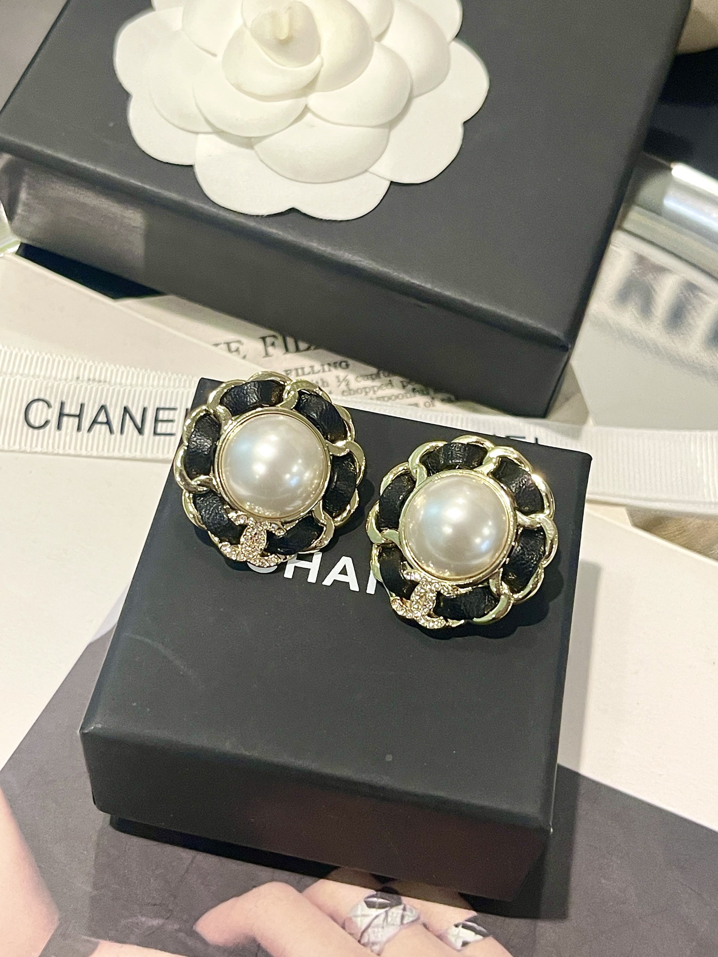 NO:921633,Xiaoxiang's new leather pearls, round large leather pearls, full diamond earrings, Chanel earrings, chanel19860909小香新款 穿皮珍珠 圆形大珍珠皮质 满钻耳钉,香奈儿耳钉,chanel,Jewelry