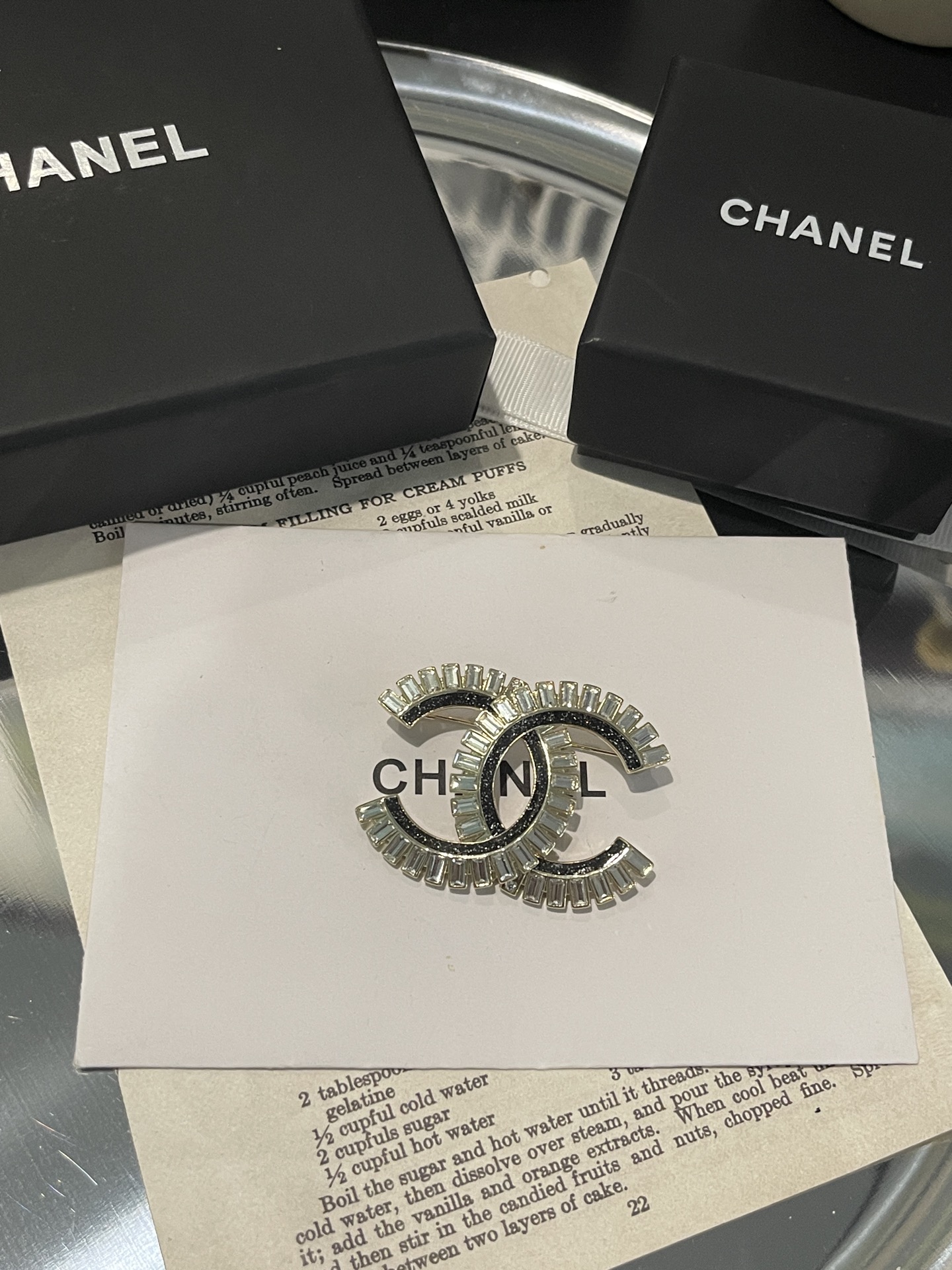 NO:574347,Xiaoxiang's new baguette diamond design, full of diamonds, black gold and shiny oil drop brooch, Chanel brooch, chanel, brooch, breastpin19860909小香新款 长方钻设计 满钻黑金亮闪 滴油胸针,香奈儿胸针,chanel,brooch，breastpin,Jewelry