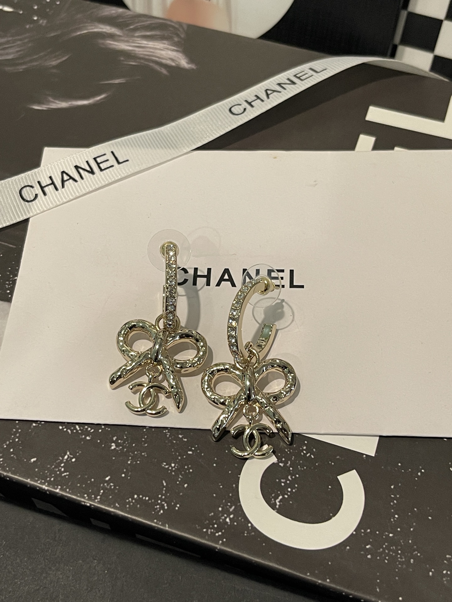 NO:553411,Xiaoxiang's new corrugated diamond bow glossy pendant earrings, Chanel earrings, chanel, earrings19860909小香新款 波纹镶钻蝴蝶结 光面吊坠耳环,香奈儿耳钉,chanel,earrings,Jewelry