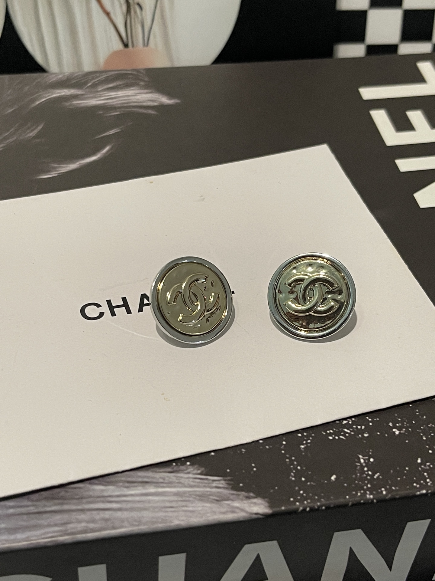 NO:580905,Xiaoxiang's new 25k round button wavy pattern glossy earrings, Chanel earrings, chanel19860909小香新款25k 圆形纽扣波浪纹 光面耳钉,香奈儿耳钉,chanel,Jewelry