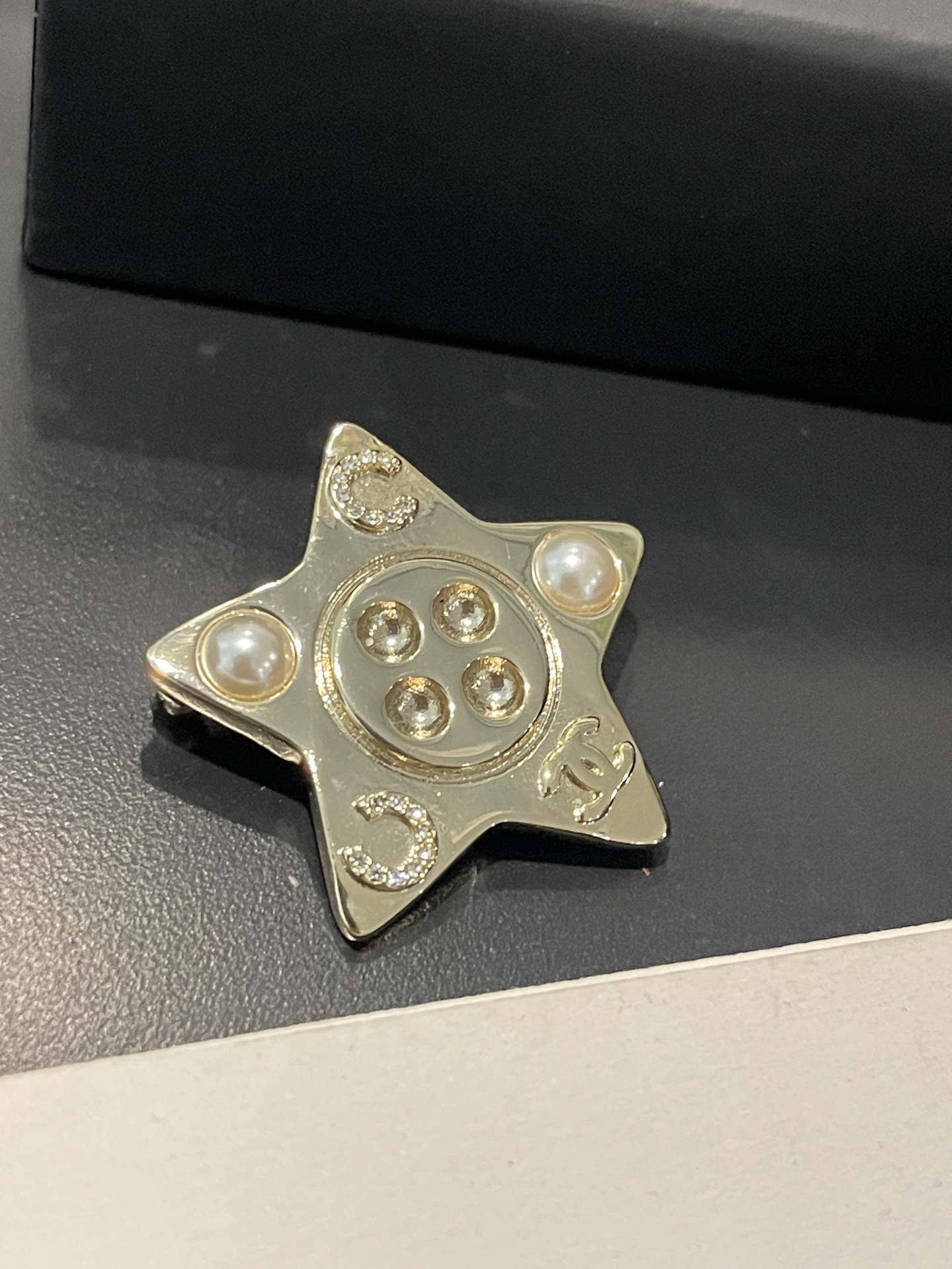 NO:574255,Xiaoxiang's new five-pointed star twist button full of diamonds and pearls embossed brooch, Chanel brooch, chanel, brooch, breastpin19860909小香新款 五角星扭扣 满钻珍珠浮雕胸针,香奈儿胸针,chanel,brooch，breastpin,Jewelry