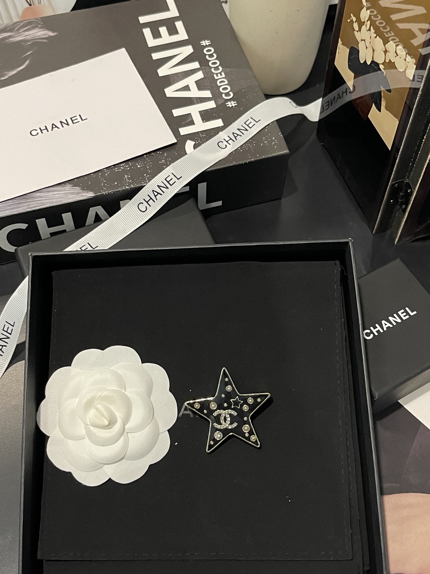 NO:574252,Xiaoxiang's new black five-pointed star resin star pearl enamel brooch, Chanel brooch, chanel, brooch, breastpin19860909小香新款 黑色五角星树脂星星 珍珠珐琅胸针,香奈儿胸针,chanel,brooch，breastpin,Jewelry