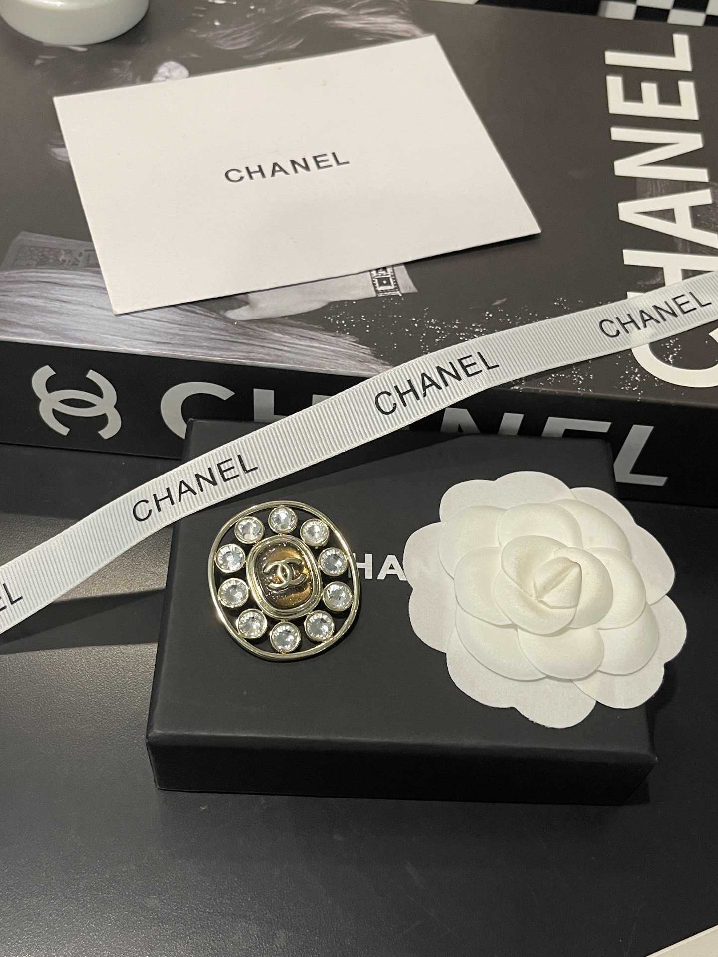 NO:580918,Xiaoxiang new amber pearl round diamond hollow oval brooch, Chanel brooch, chanel, brooch, breastpin19860909小香新款 琥珀珍珠圆钻 镂空椭圆形胸针,香奈儿胸针,chanel,brooch，breastpin,Jewelry