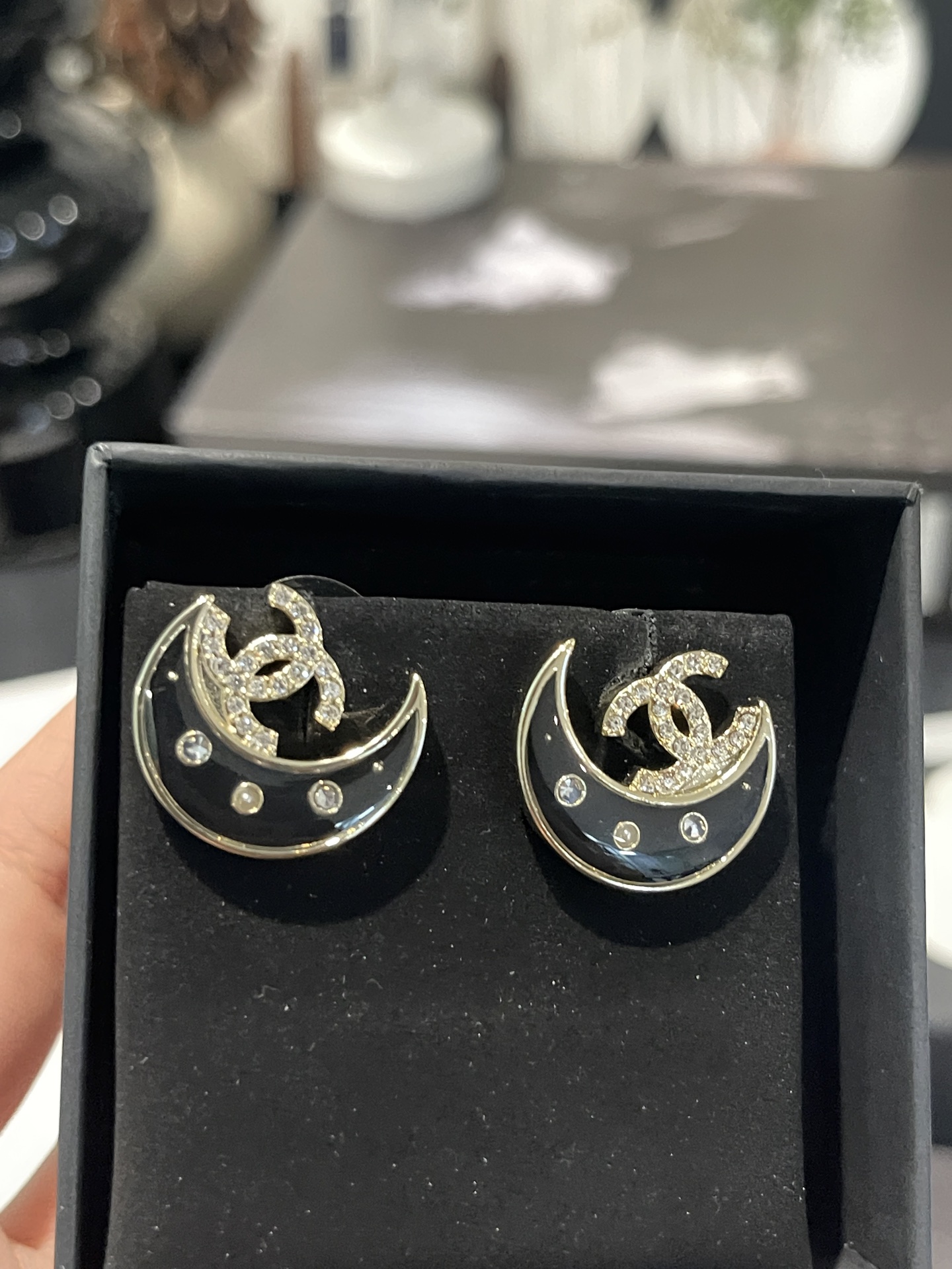 NO:580915,Xiaoxiang's new 25k black enamel moon shape double c diamond earrings, Chanel earrings, chanel19860909小香新款 25k 黑色珐琅 月亮造型 双c镶钻耳钉,香奈儿耳钉,chanel,Jewelry