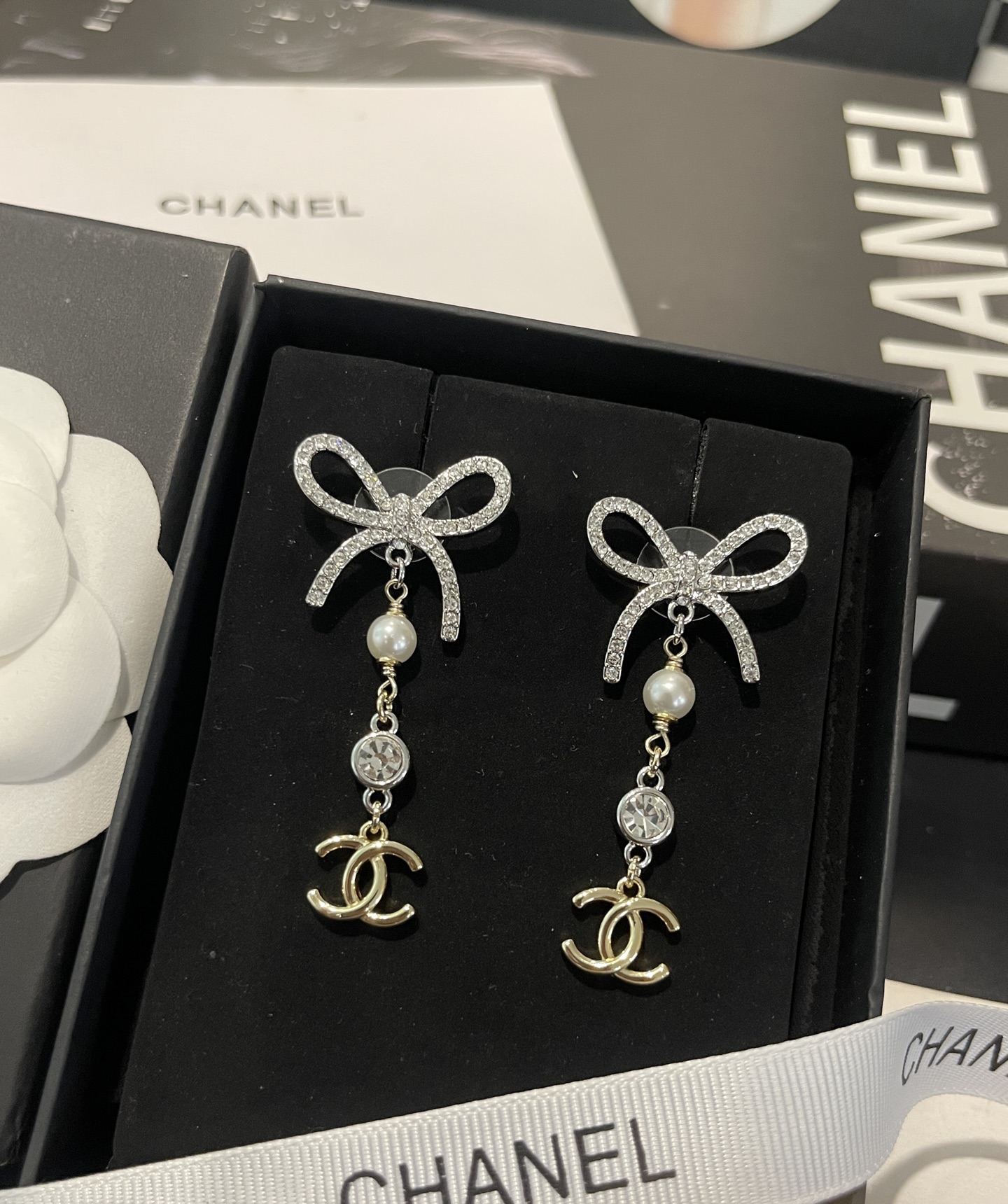 NO:574373,Xiaoxiang's new round diamond gold and silver two-tone bow long pendant earrings, Chanel earrings, chanel, earrings19860909小香新款 圆钻金银双色 蝴蝶结长款吊坠耳环,香奈儿耳钉,chanel,earrings,Jewelry