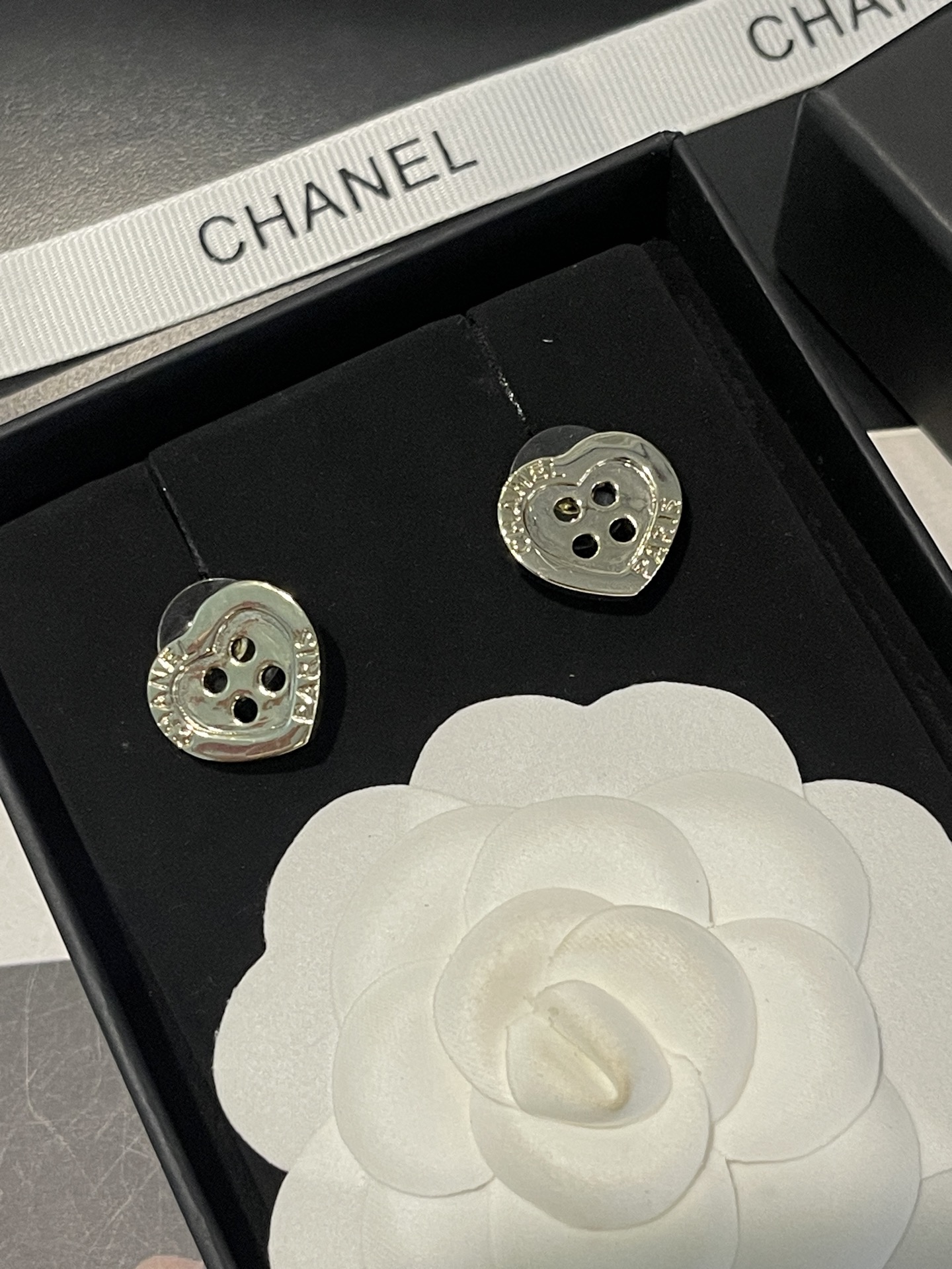NO:580925,Xiaoxiang's new love hollow heart four-button letter embossed earrings, Chanel earrings, chanel19860909小香新款 爱心镂空 桃心四扣字母浮雕耳钉,香奈儿耳钉,chanel,Jewelry