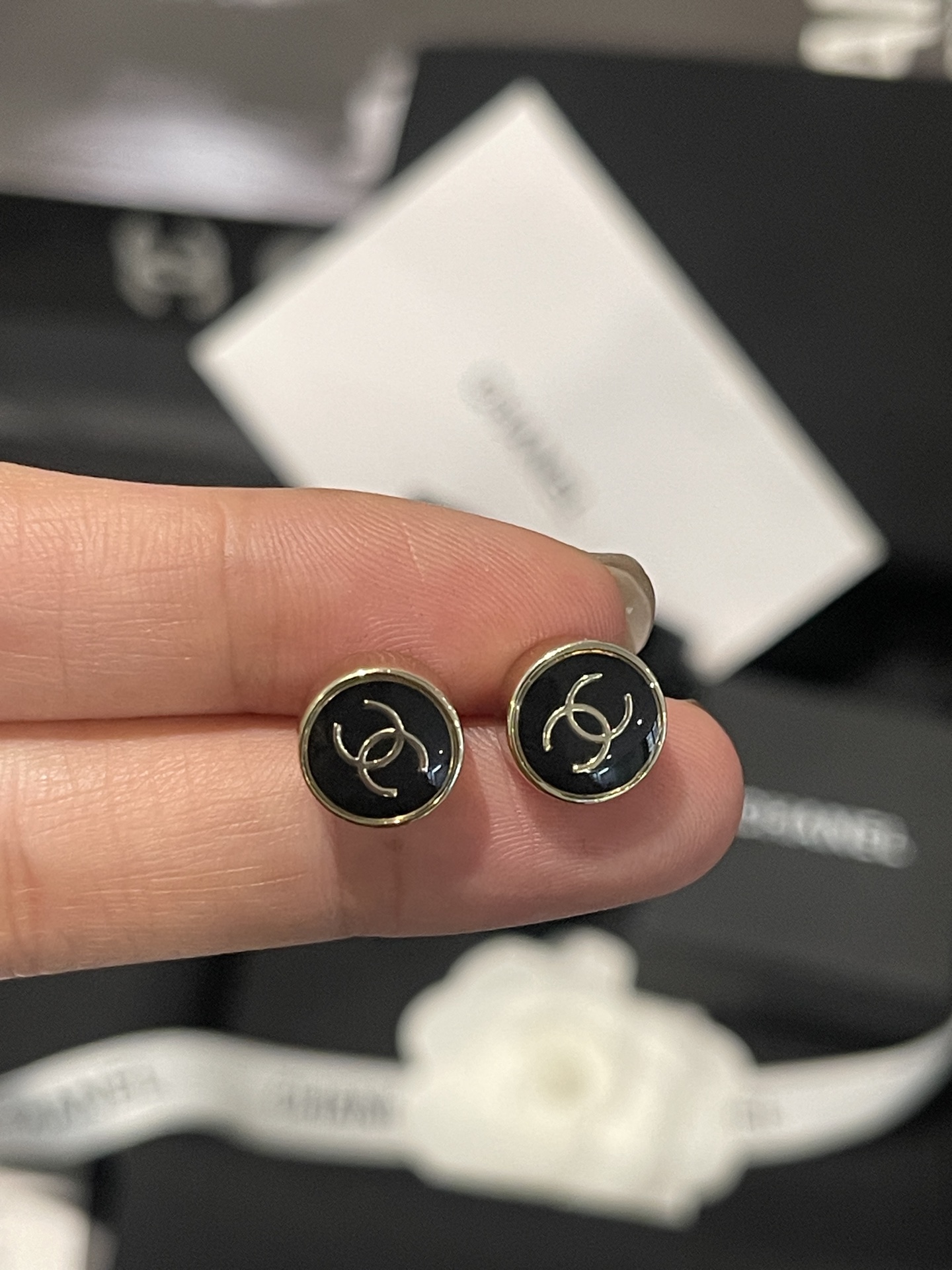 CHANEL Boucles d'oreilles Clou Résine Noir et Or Mini Rond