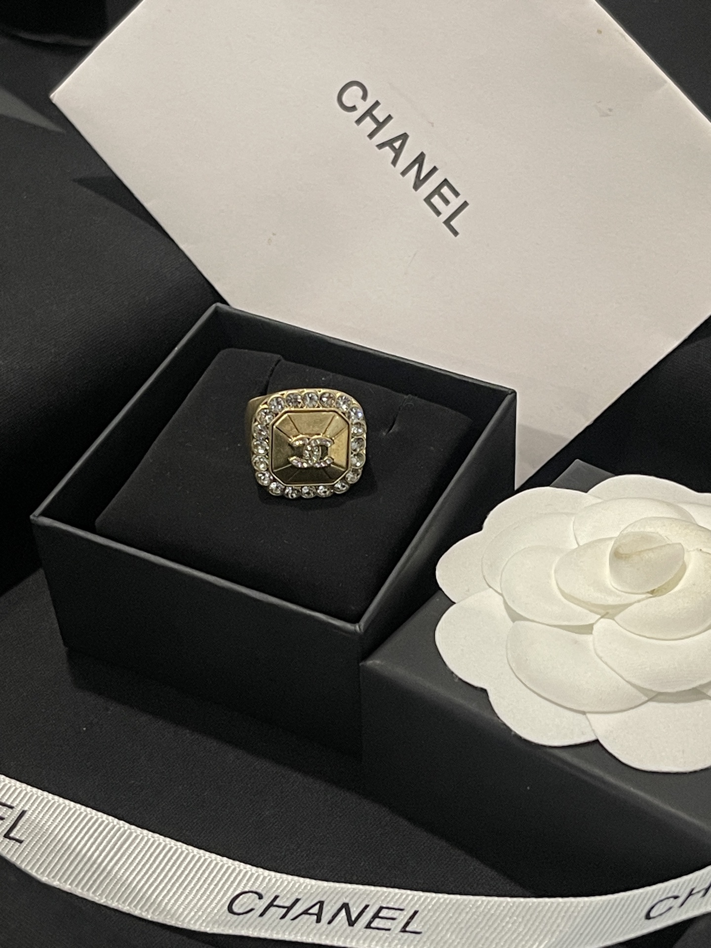 NO:574285,Xiaoxiang's new golden square retro edge diamond sugar cube full diamond ring (one size fits all size 7), Chanel ring, chanel, ring19860909小香新款 金色方块 复古边钻方糖满钻戒指（均码7号）,香奈儿戒指,chanel,ring,Jewelry