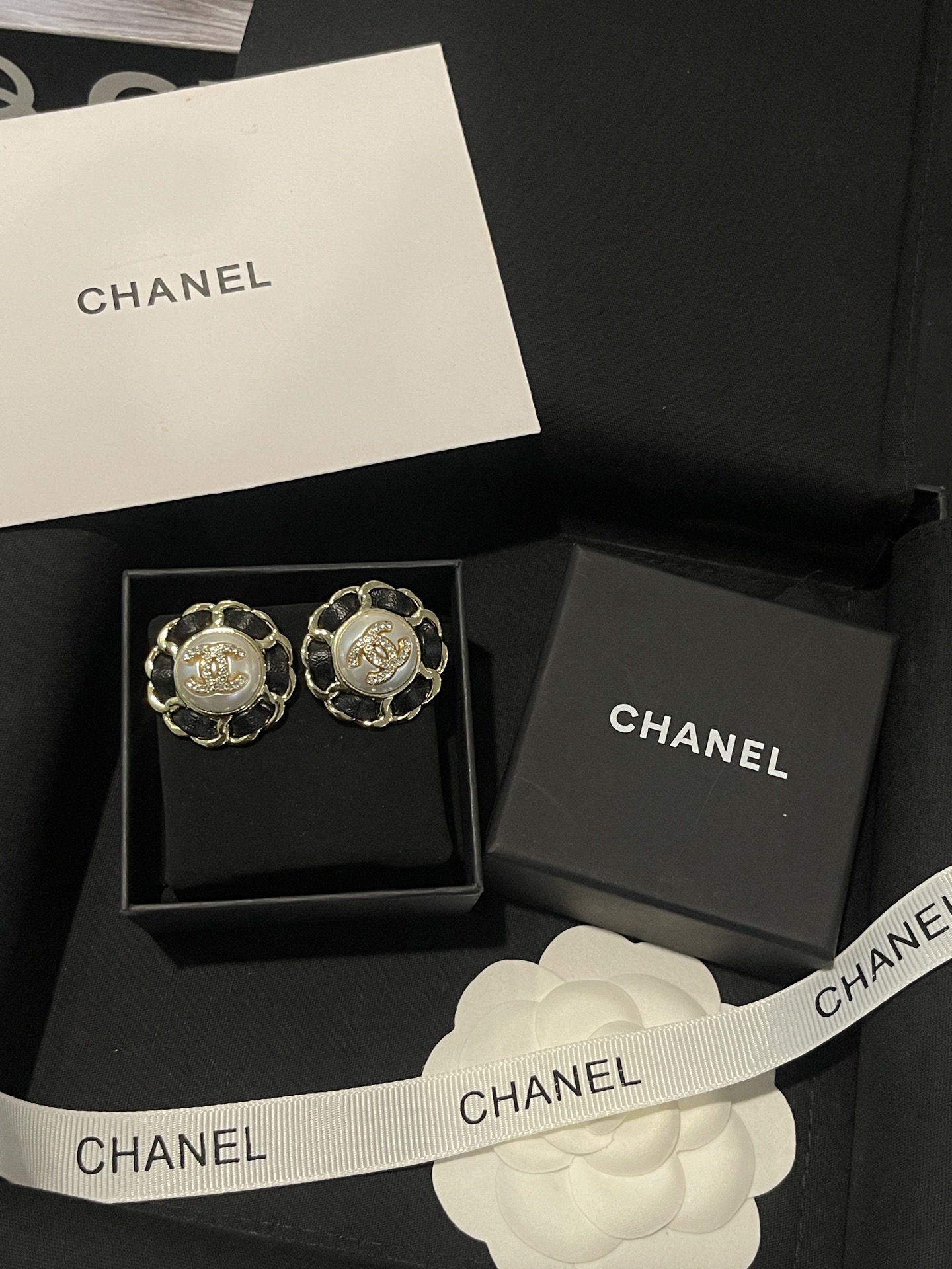 NO:619385,Xiaoxiang's new style round leather full diamond double C large pearl leather earrings, Chanel earrings, chanel19860909小香新款 圆形穿皮满钻双C 大珍珠皮穿耳钉,香奈儿耳钉,chanel,Jewelry