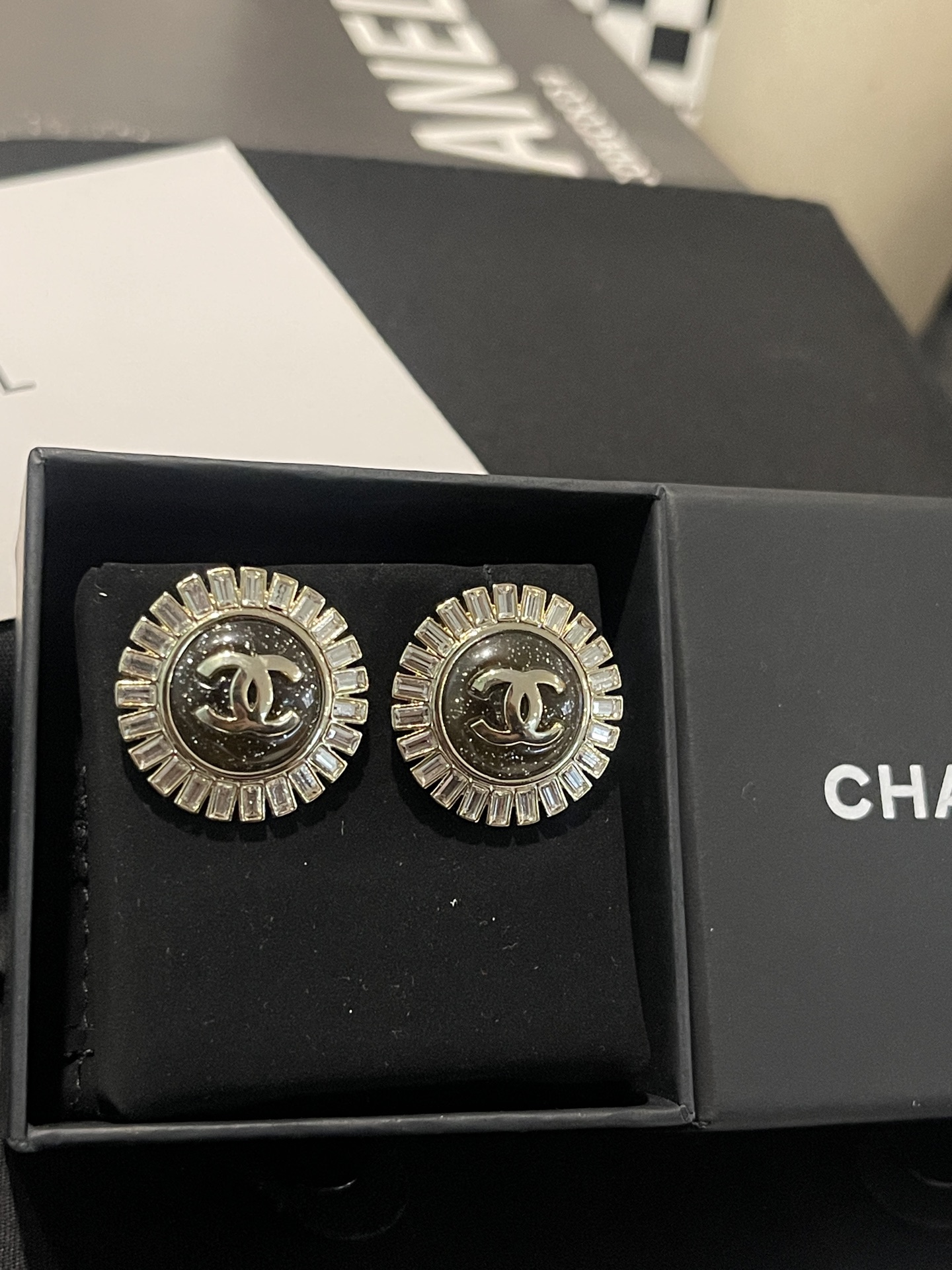 NO:580963,Xiaoxiang's new sunflower round brilliant square diamond full diamond earrings, Chanel earrings, chanel19860909小香新款 太阳花 圆形亮闪方钻 满钻耳钉,香奈儿耳钉,chanel,Jewelry